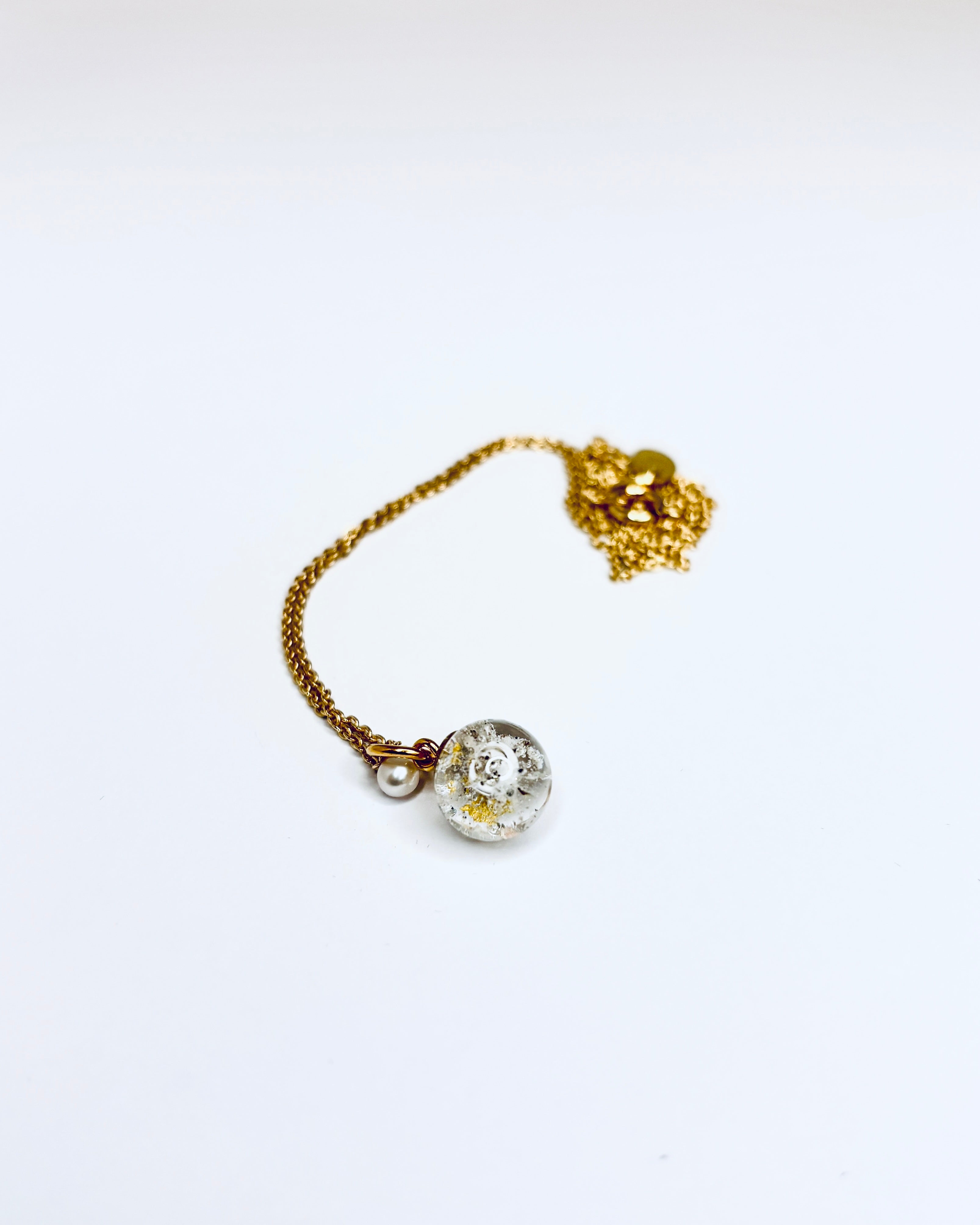 Bornholmerperle glashalskæde med bladguld og jord fra Kongens Have