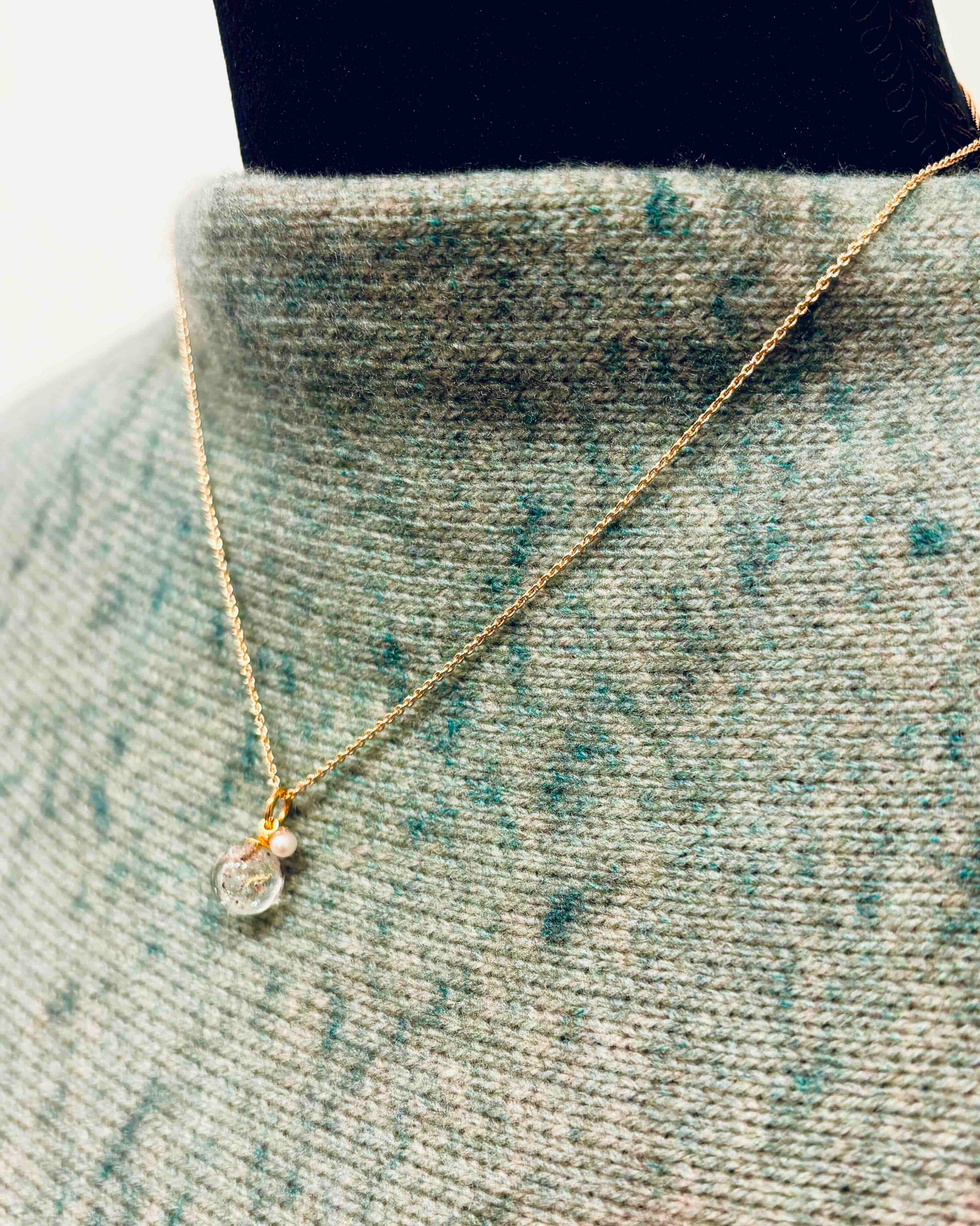 Bornholmerperle glashalskæde med bladguld og jord fra Kongens Have