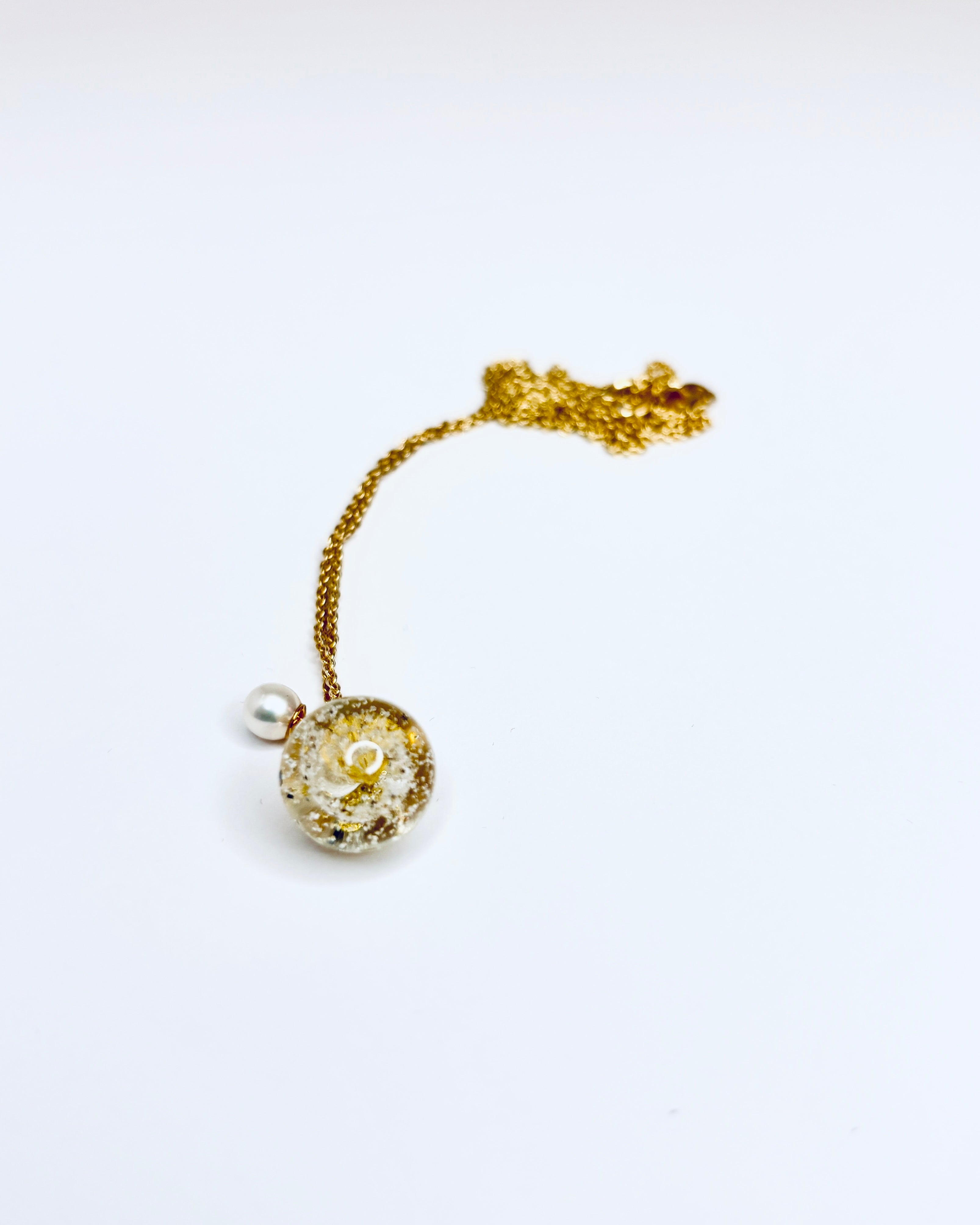 Halskæde med bladguld og sand fra Kronborg