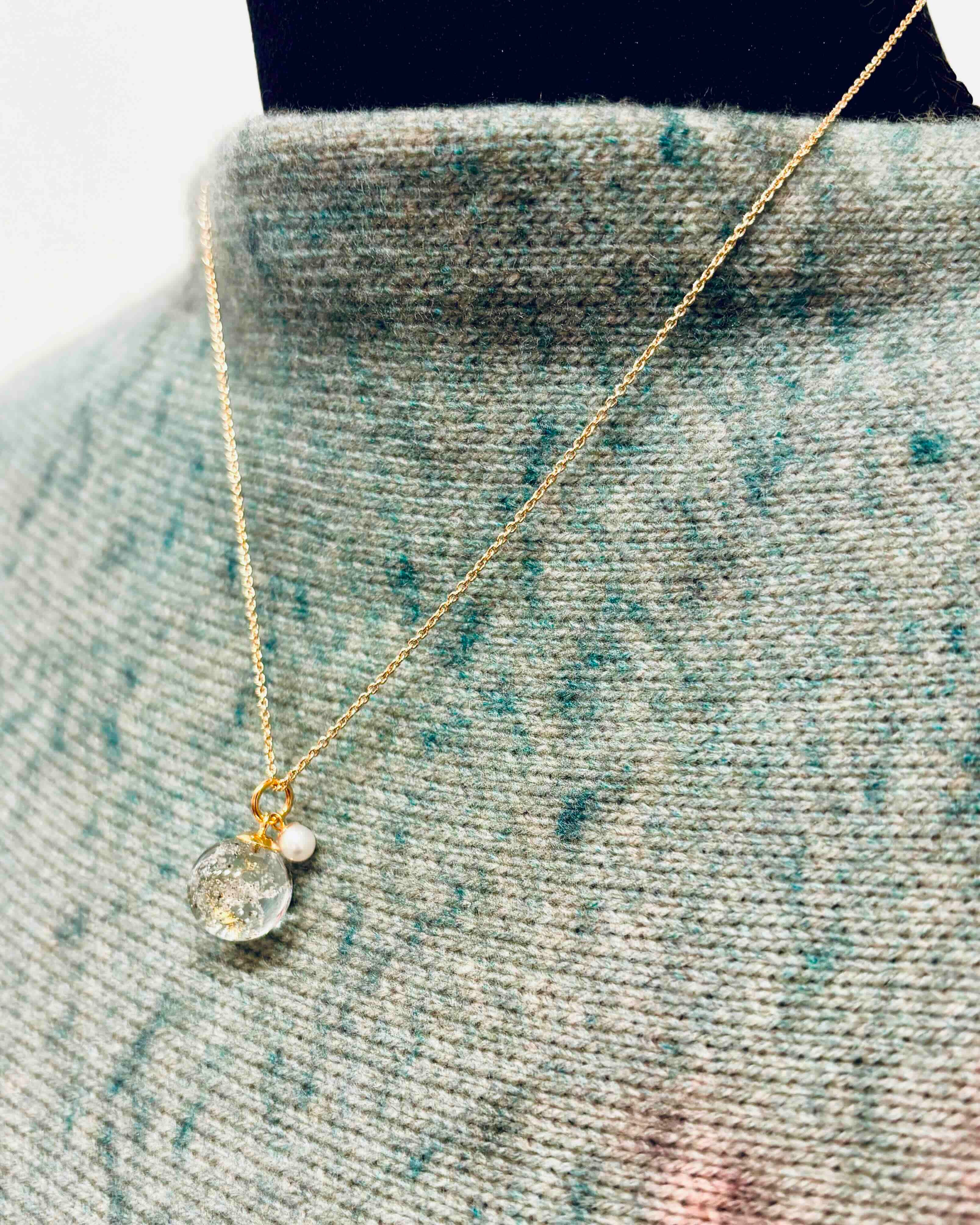 Halskæde med bladgul, ferskvandsperle og sand fra Kronborg