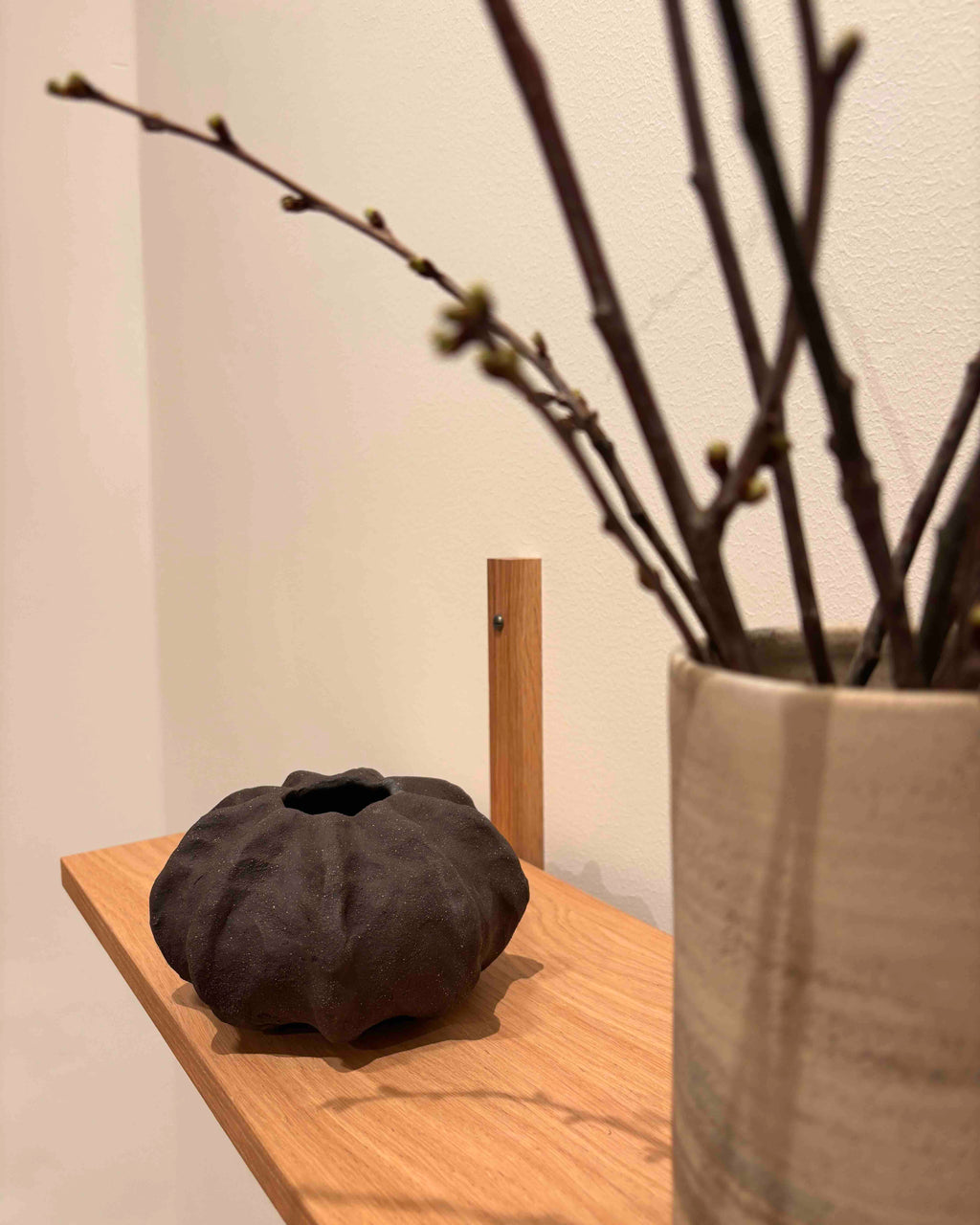 Boble vase i sort ler