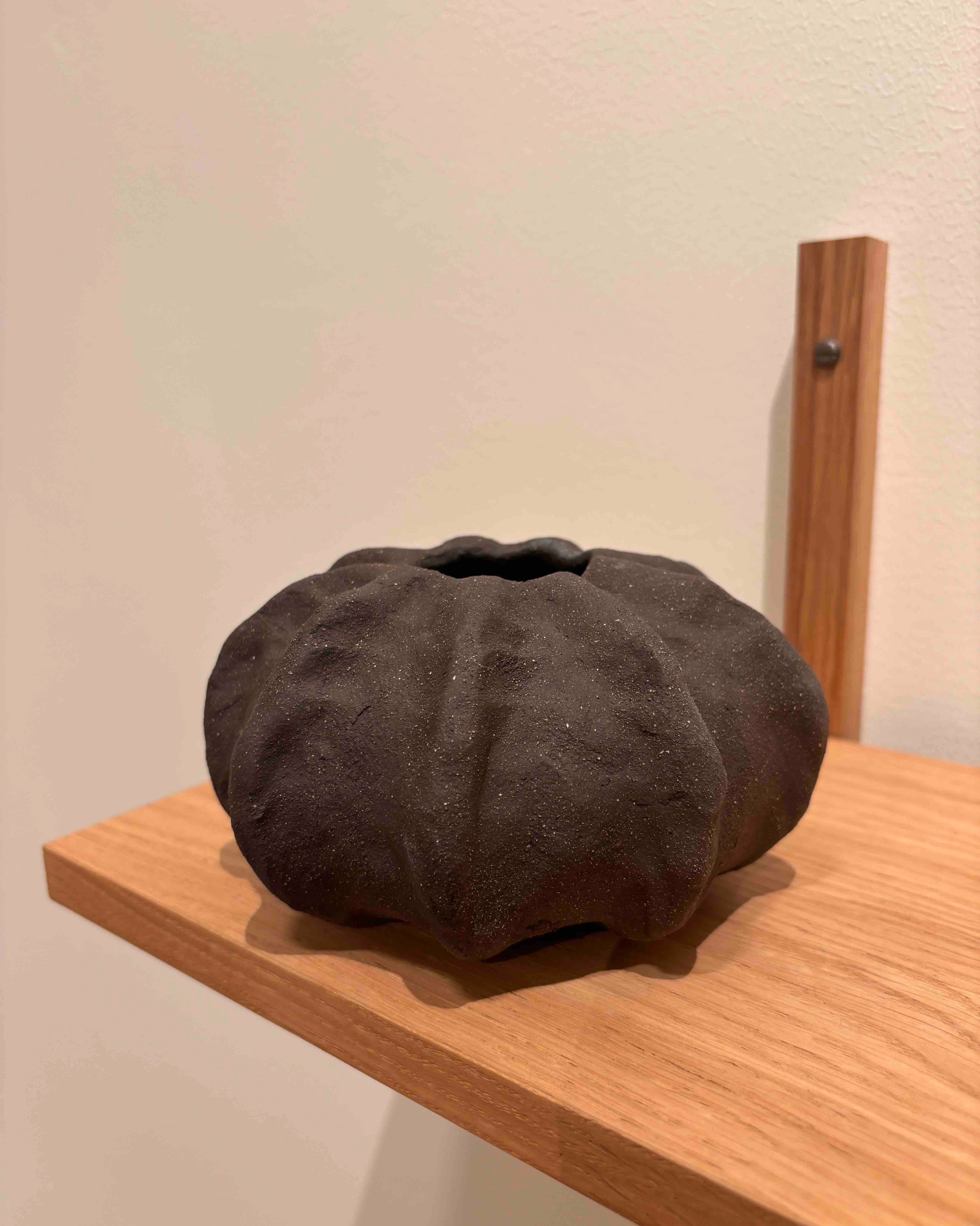 Boble vase i sort ler