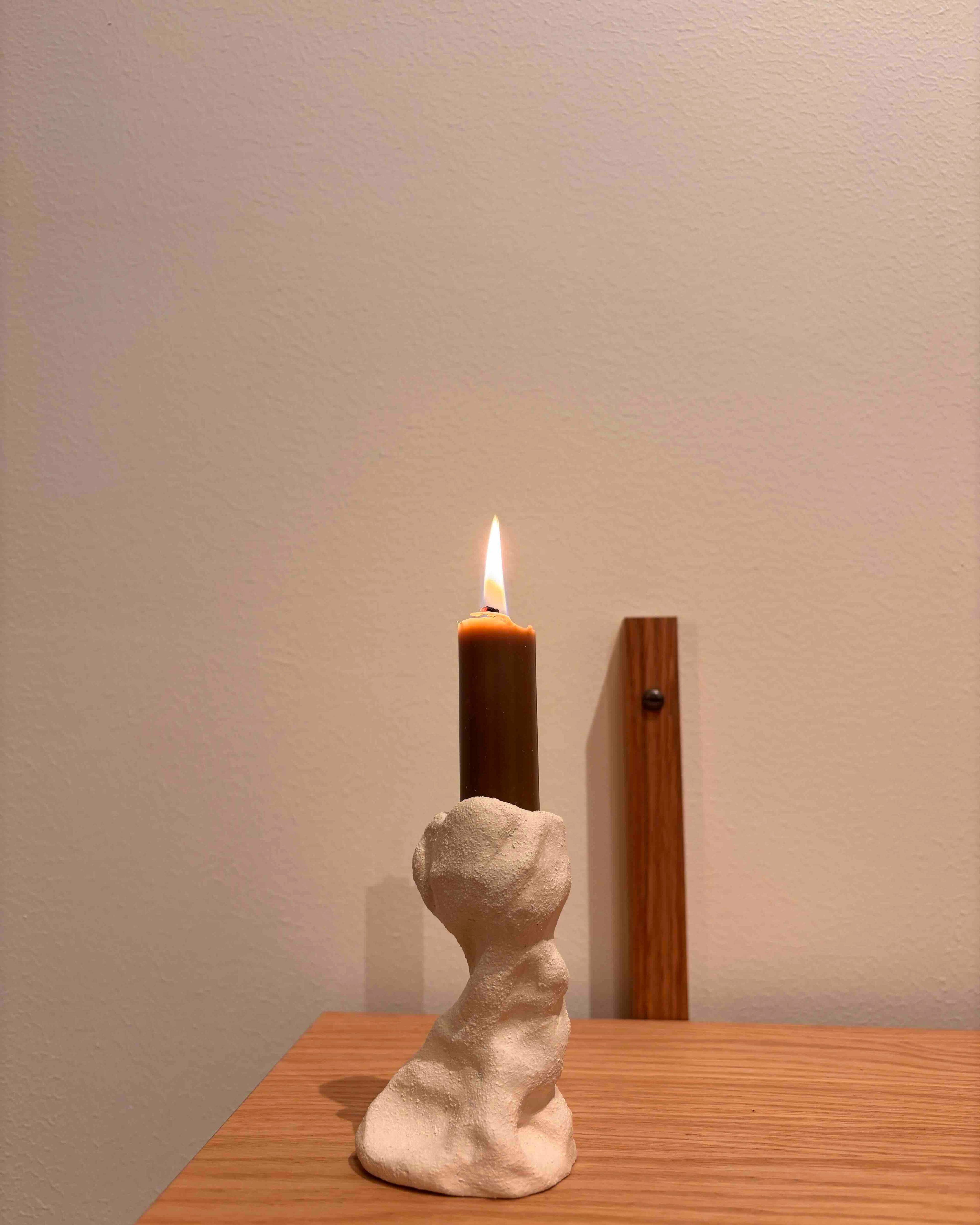 Gren lysestage i rå ler