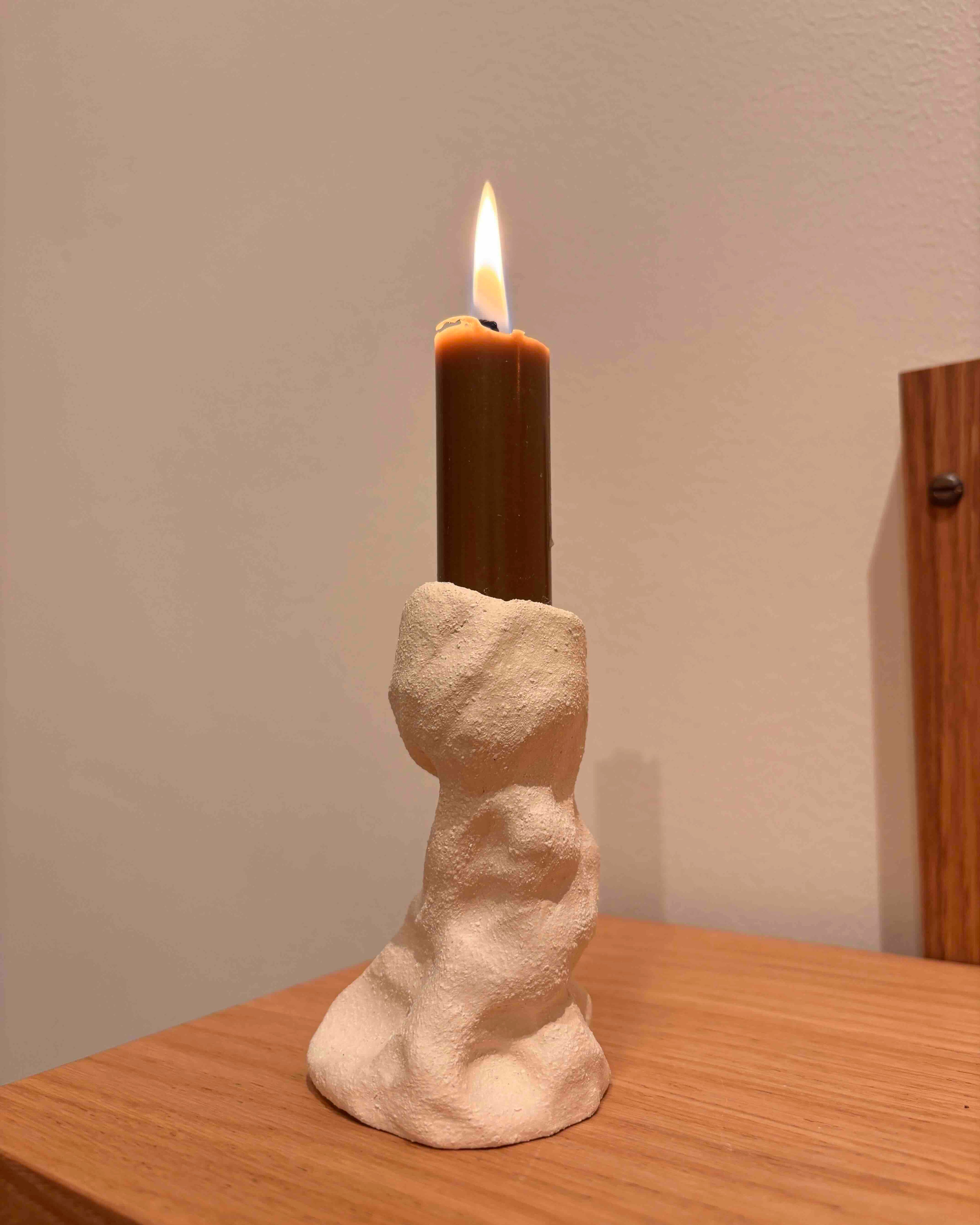 Gren lysestage i rå ler