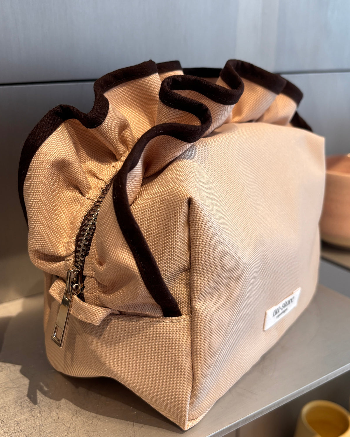 Beige beauty bag med brun kant