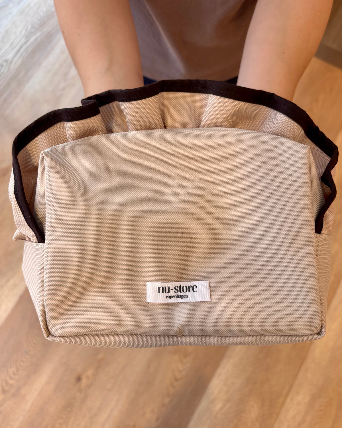 Beige beauty bag med brun kant