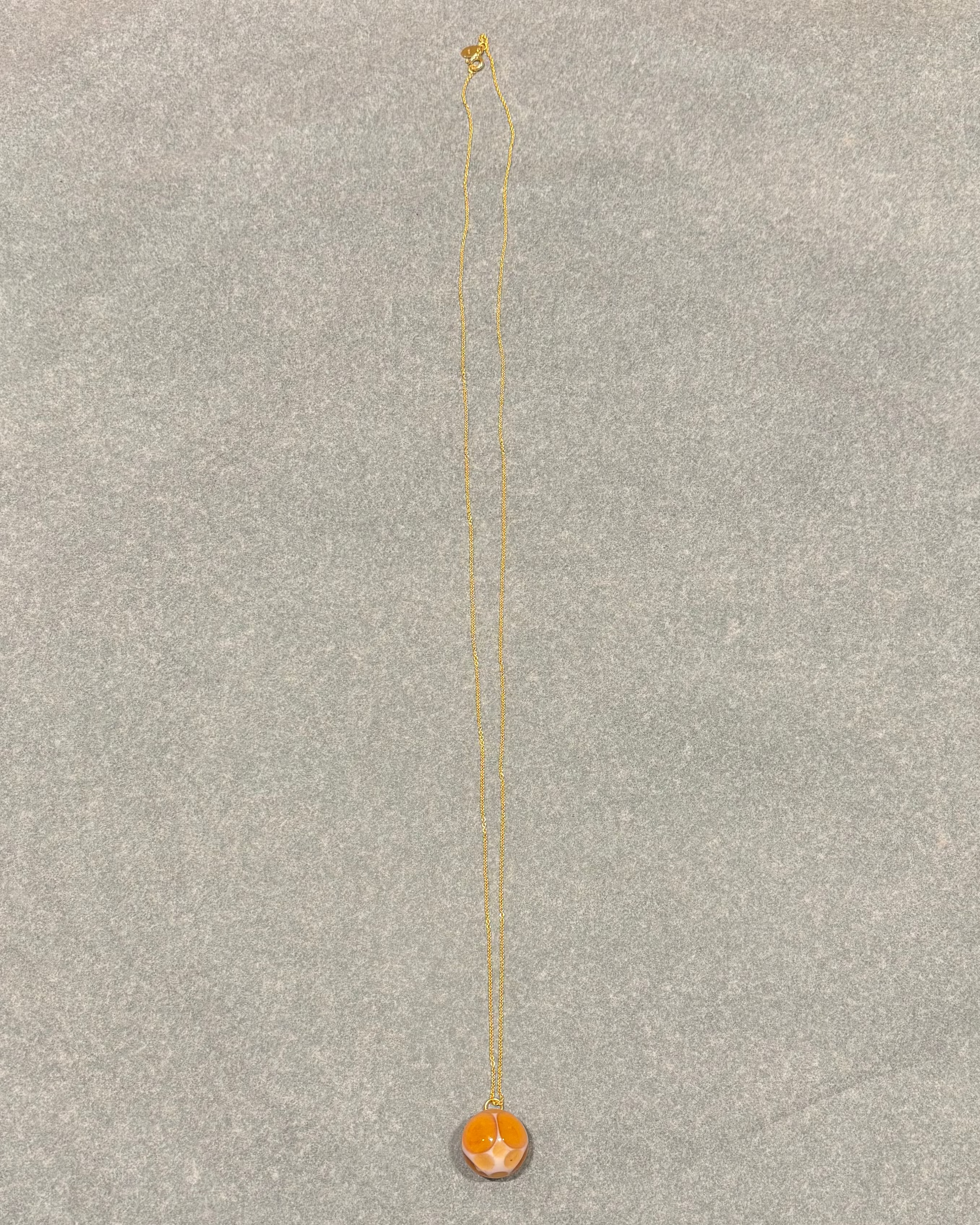 Perlehalskæde i lyserød med orange prikker