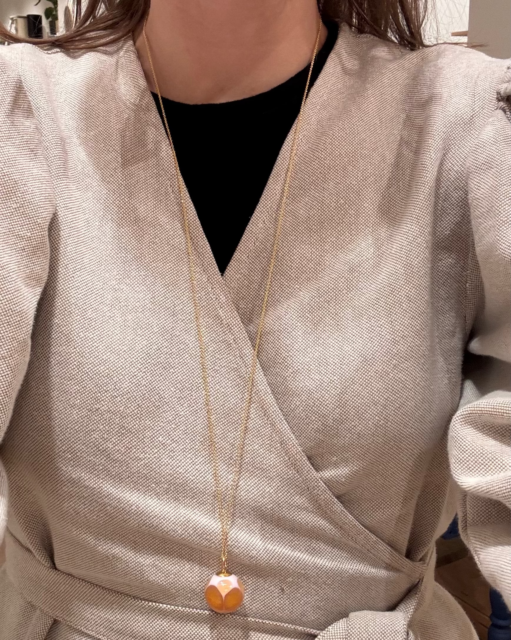 Perlehalskæde i lyserød med orange prikker