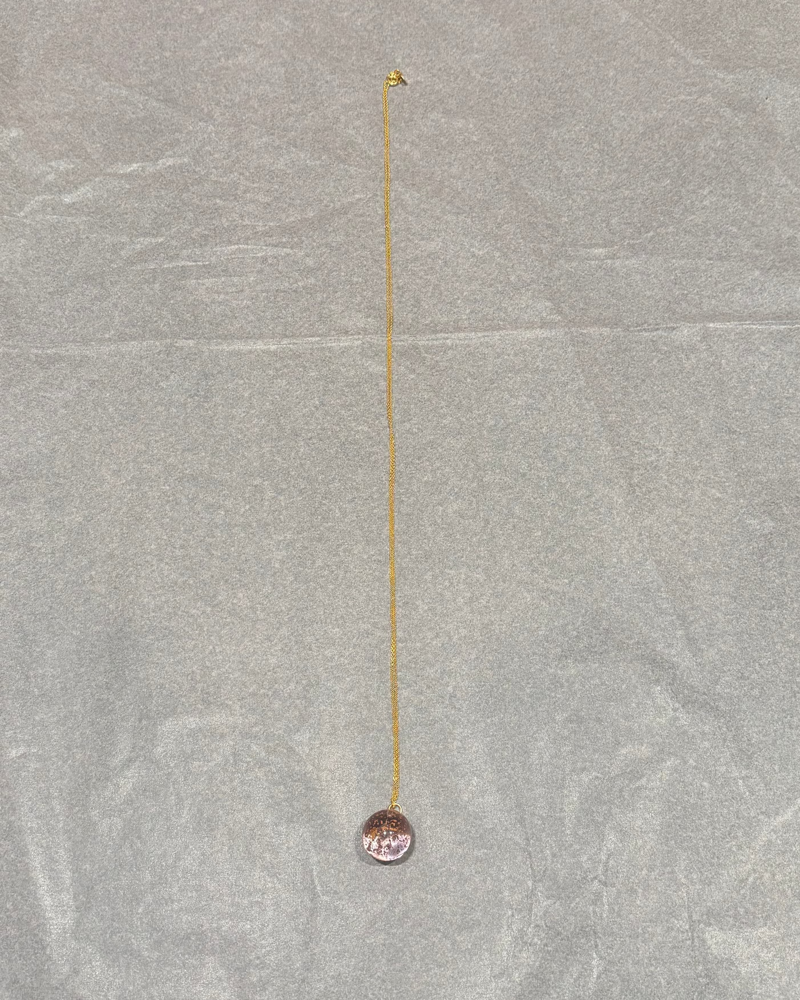 Halskæde med bladguld og sand fra Kronborg