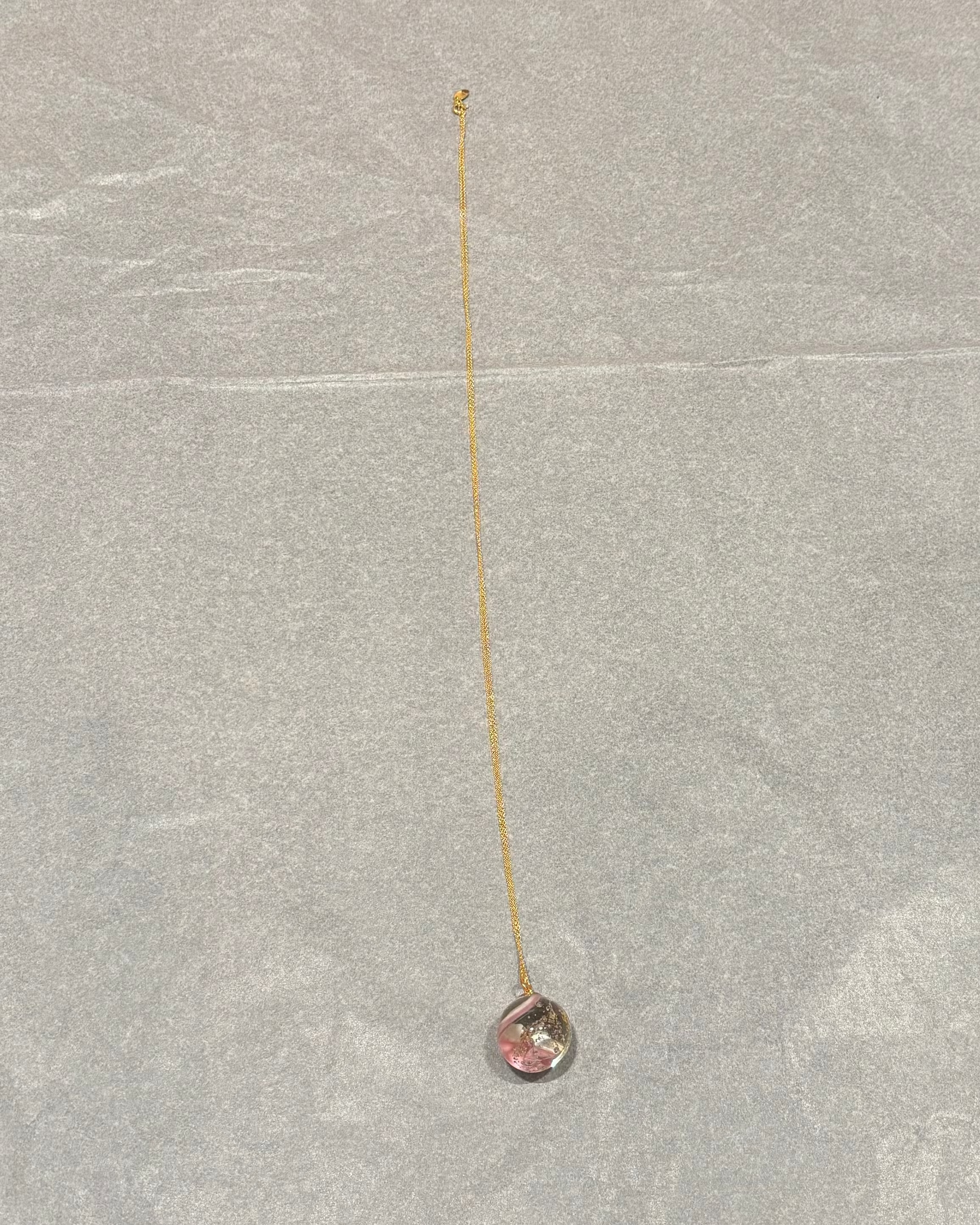 Stor glasperle halskæde med bladguld og jord fra Kongens Have