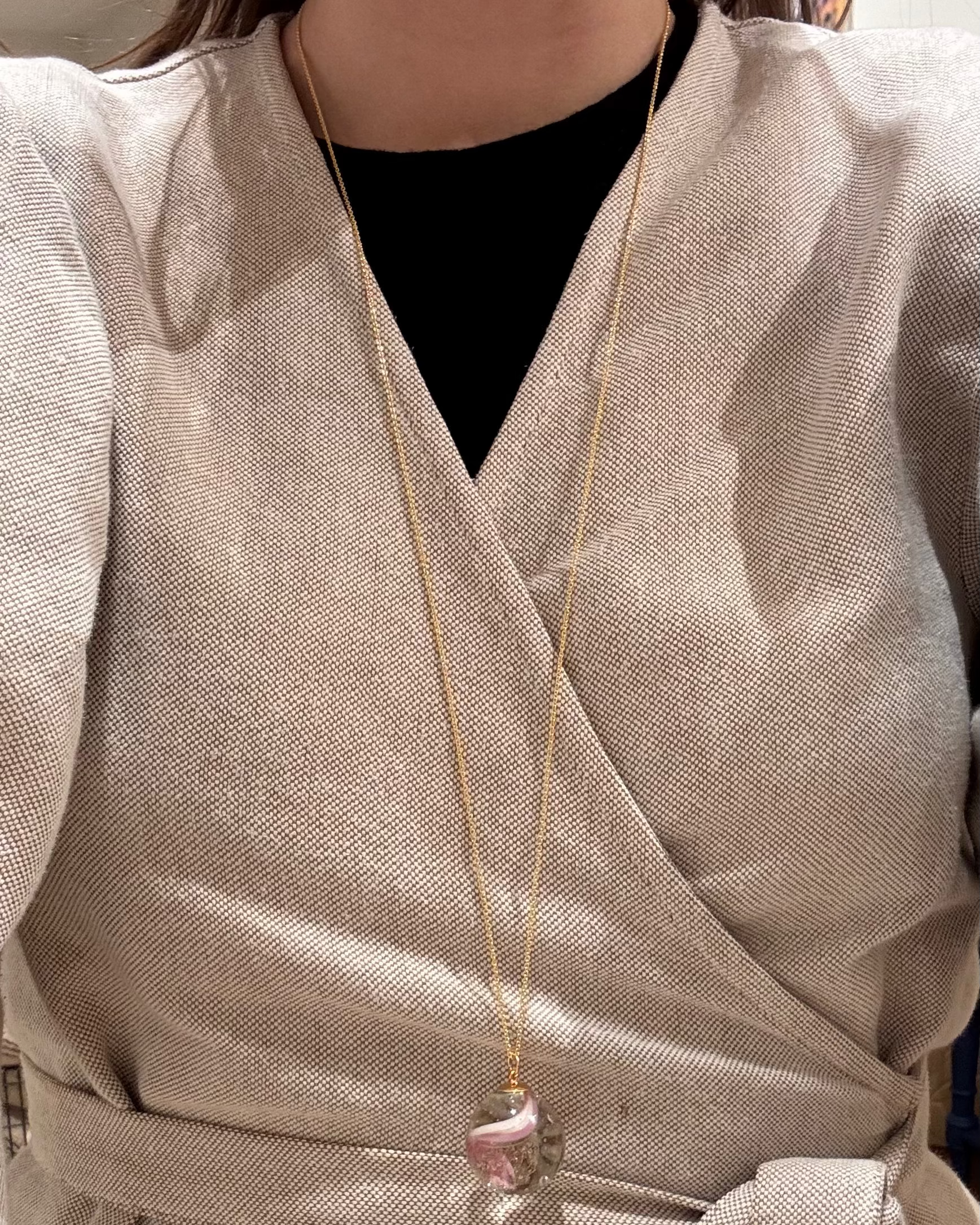 Stor glasperle halskæde med bladguld og jord fra Kongens Have