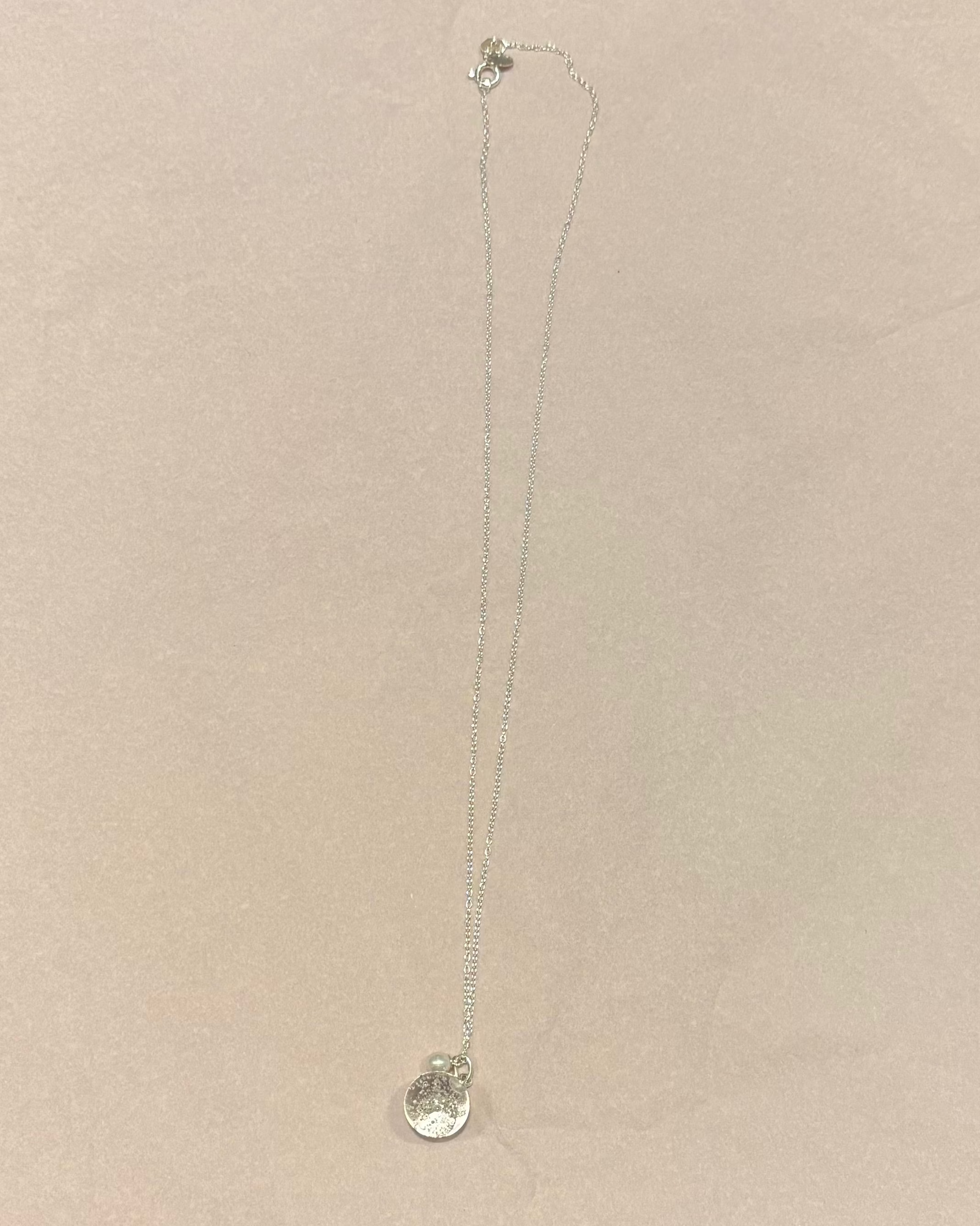 Sølv halskæde med sand fra Kronborg og ferskvandsperle