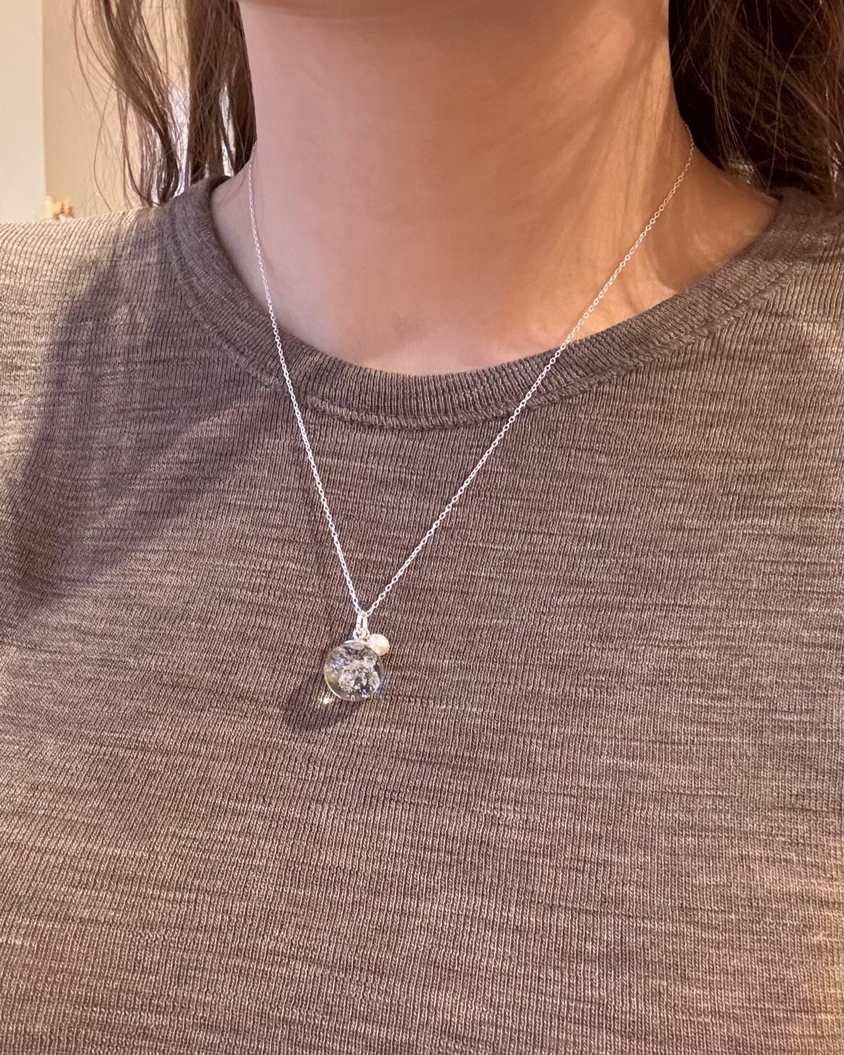 Sølv halskæde med sand fra Kronborg og ferskvandsperle