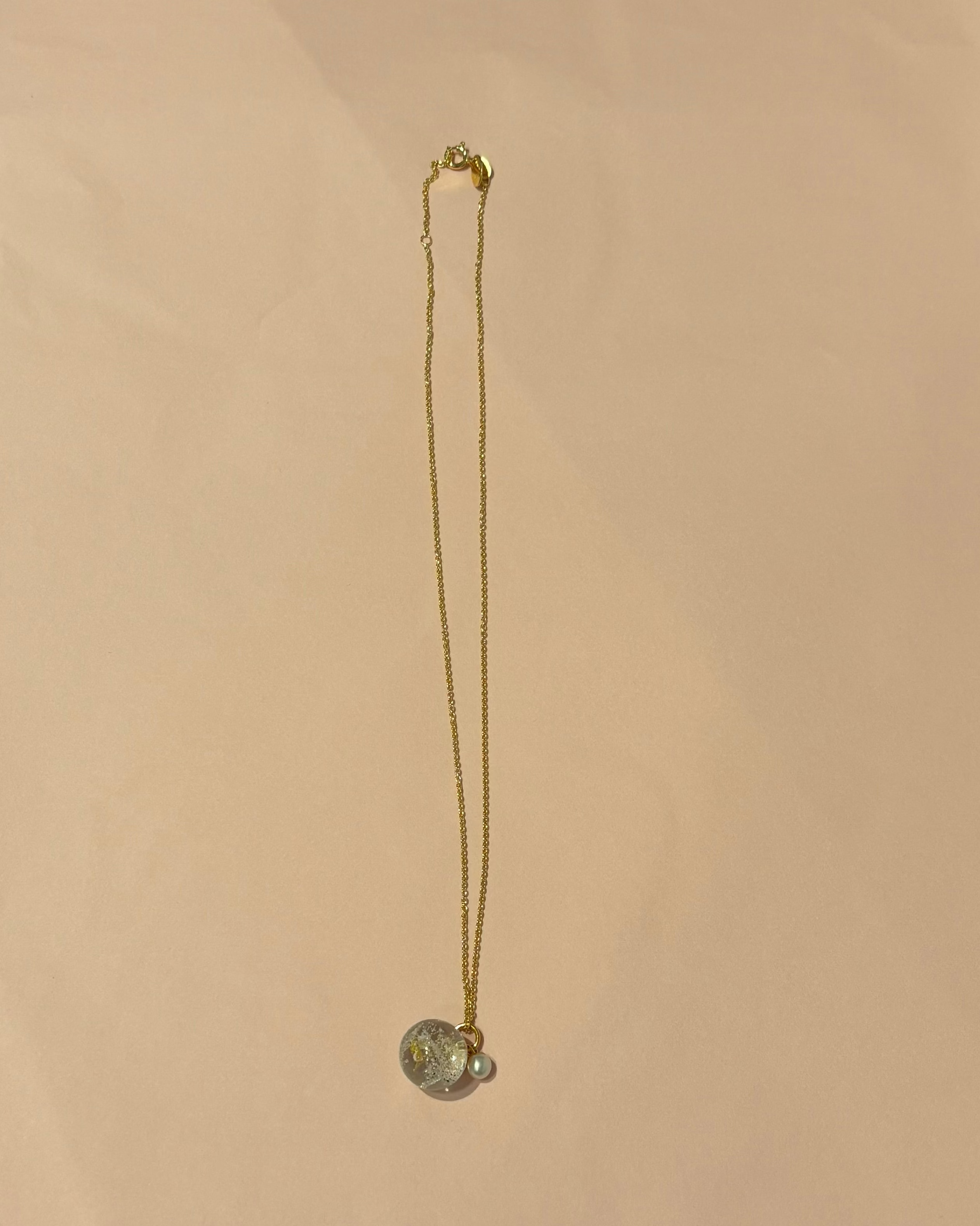 Halskæde med bladgul, ferskvandsperle og sand fra Kronborg