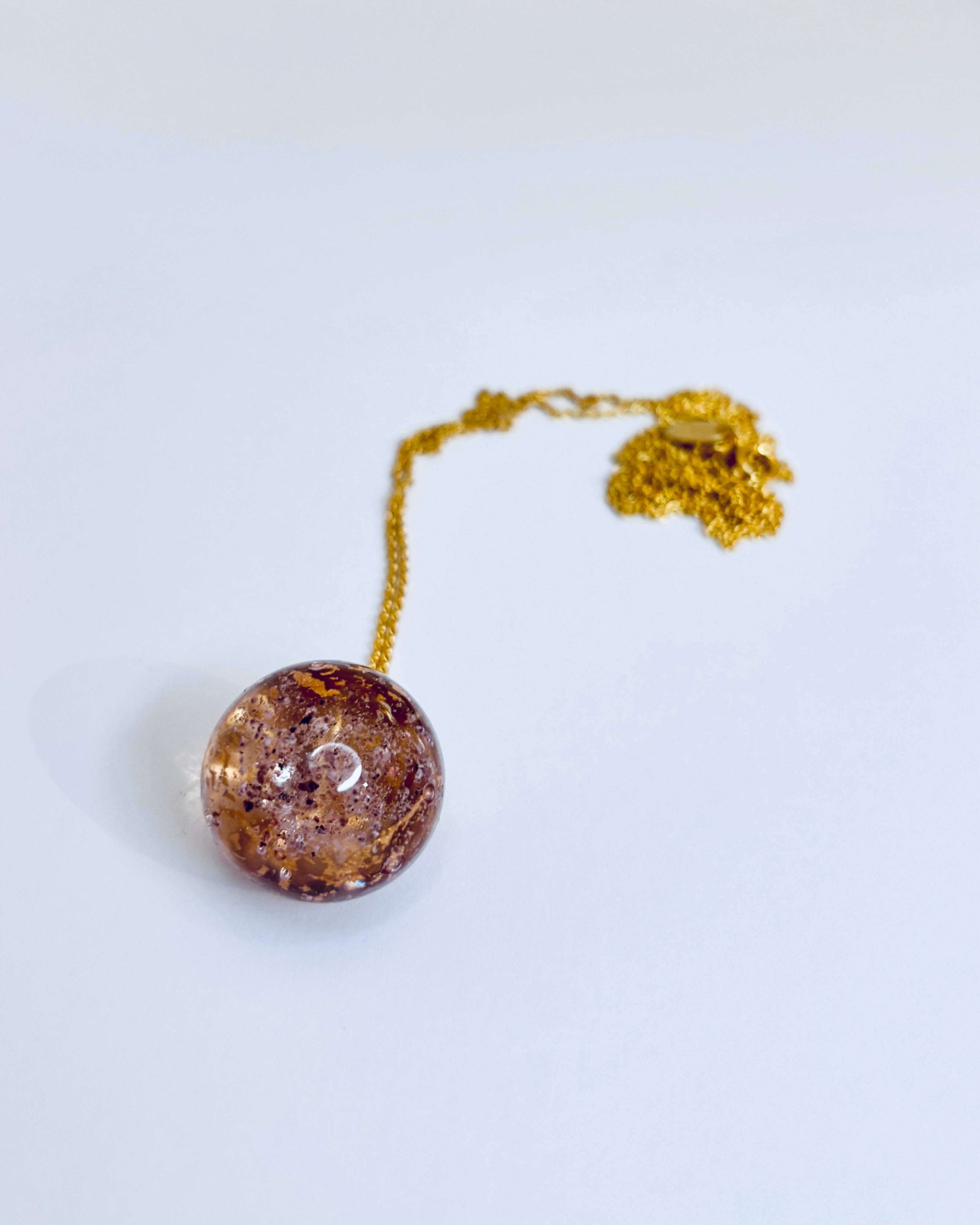 Halskæde med bladguld og sand fra Kronborg