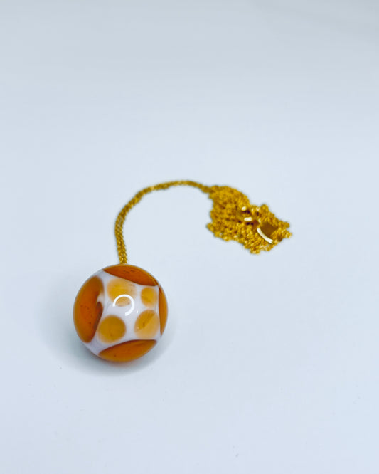 Pearl necklace in pink with orange dots