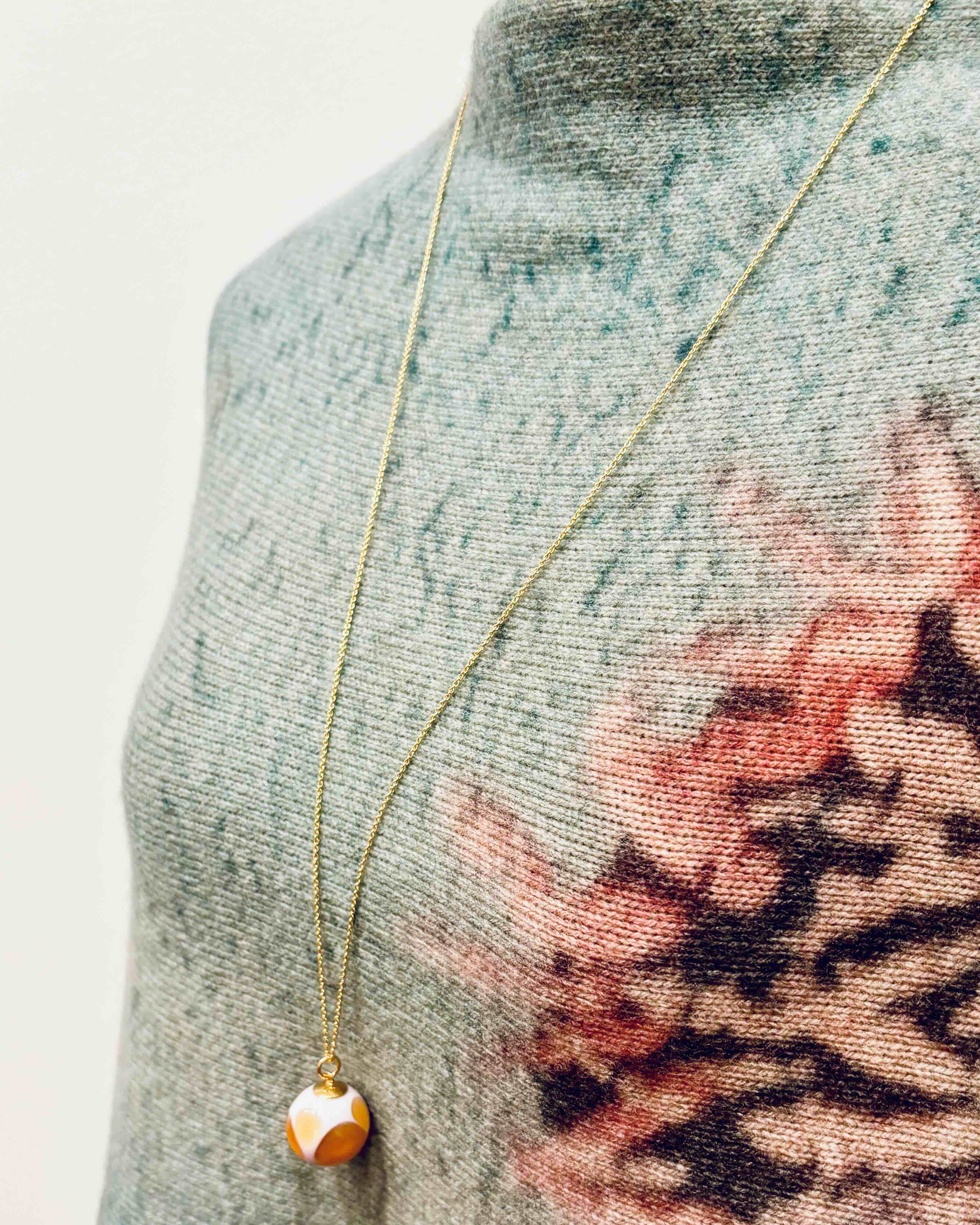 Perlehalskæde i lyserød med orange prikker