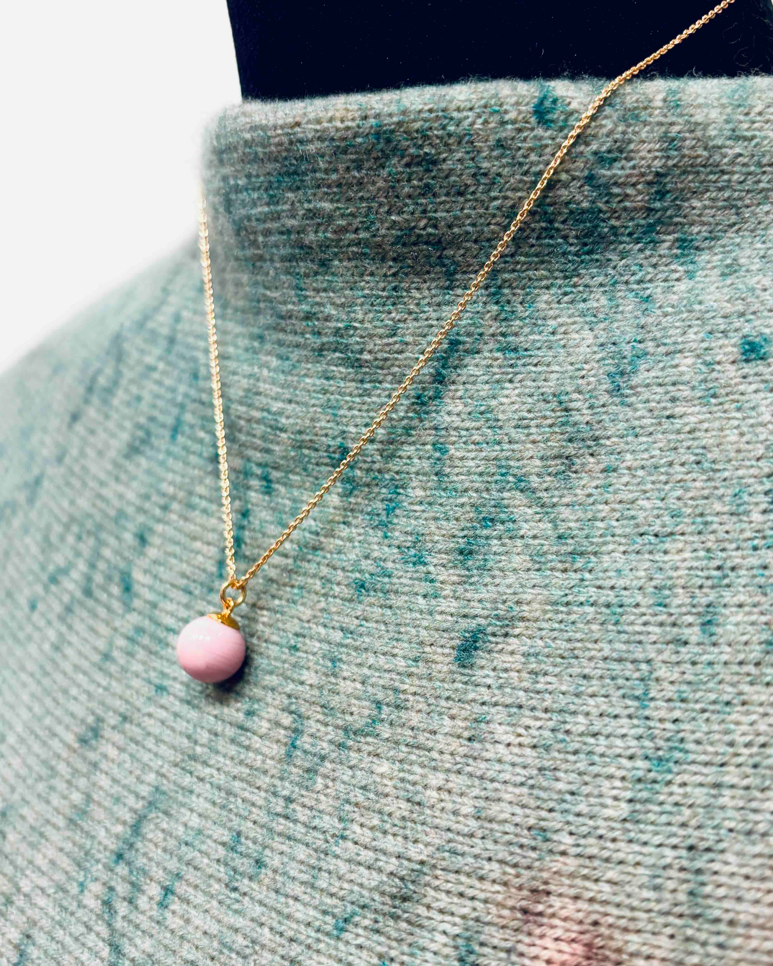 Halskæde og ørehængere i lyserødt glas (sæt)