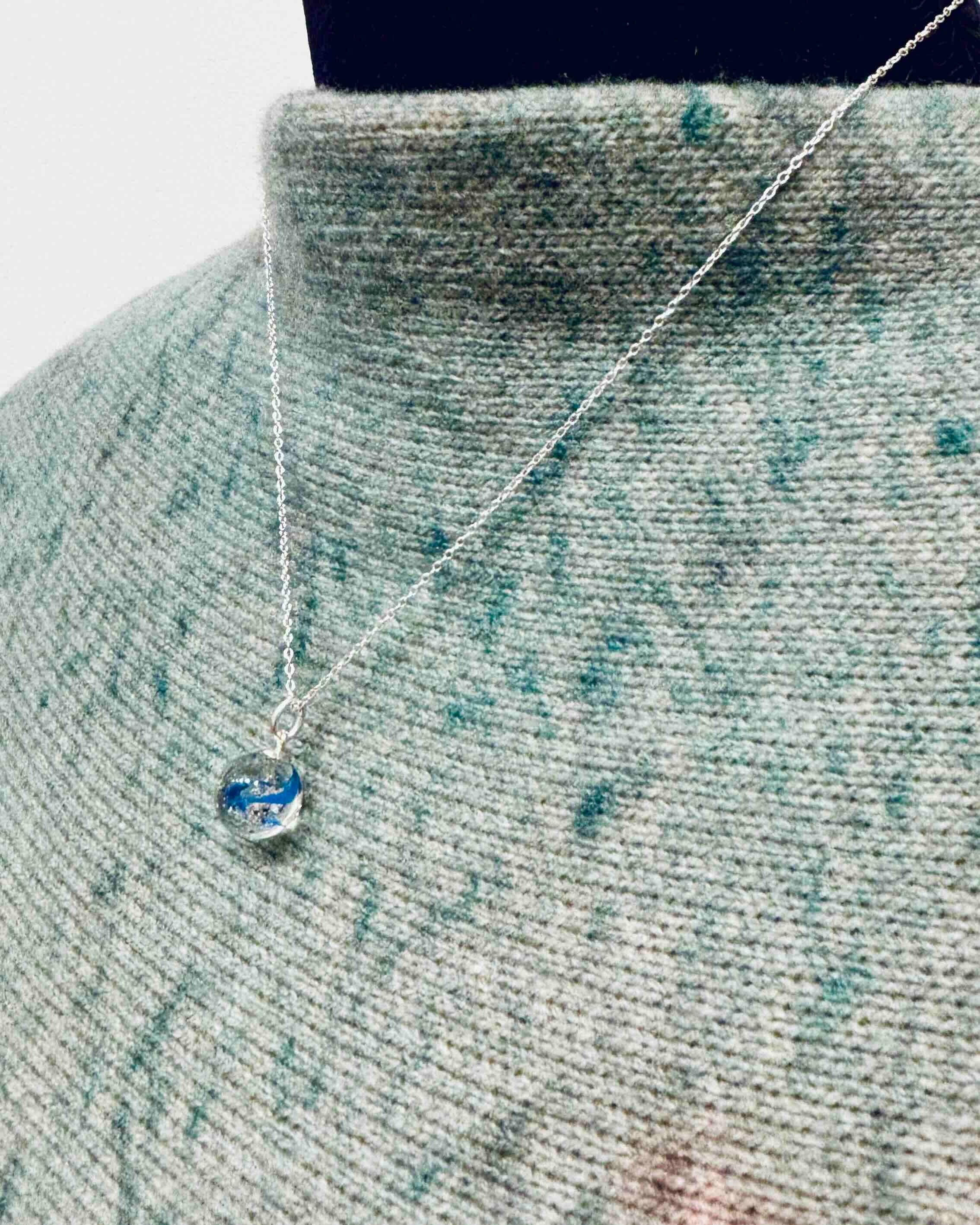 Halskæde med blå glasfarve og jord fra Kongens Have