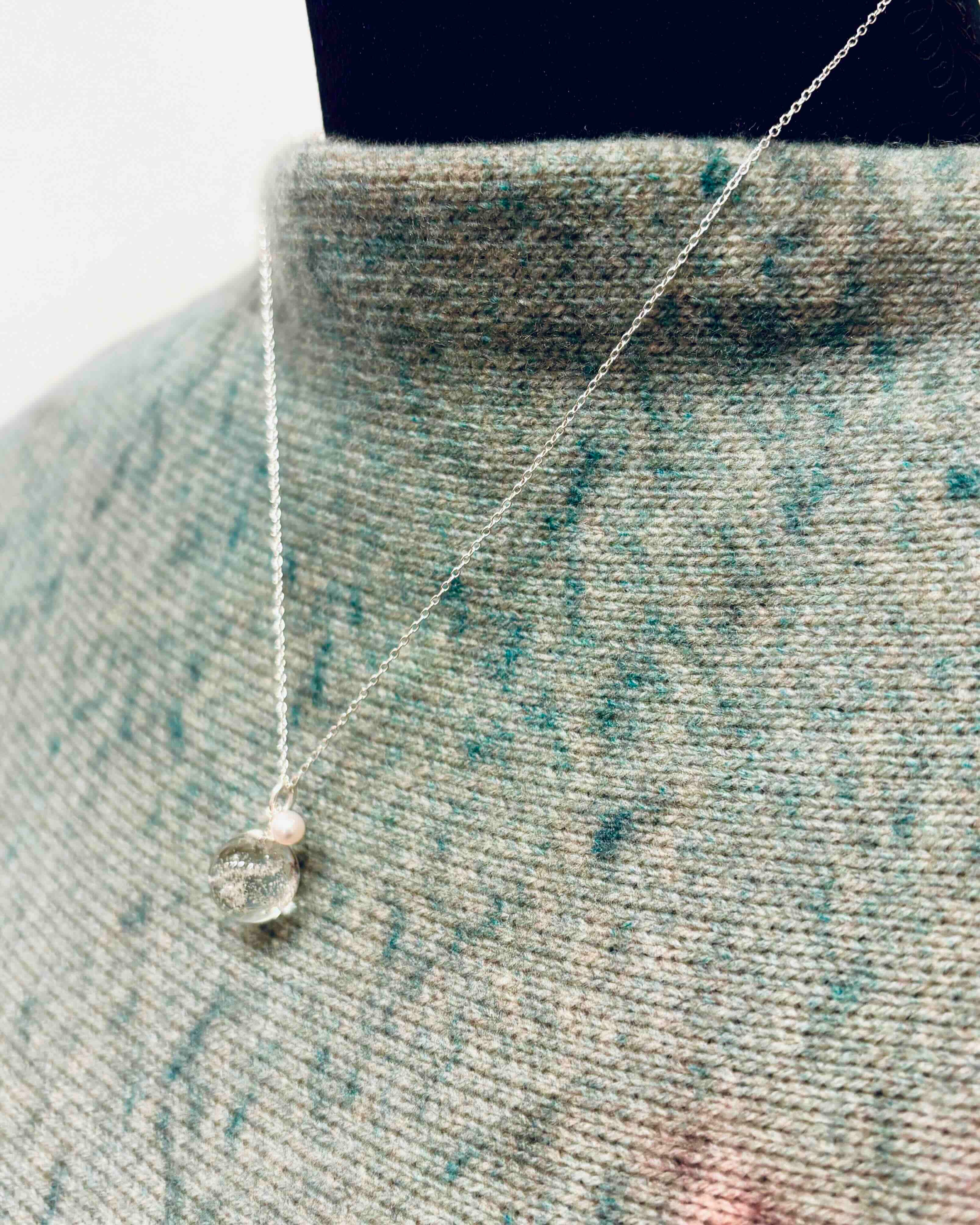 Sølv halskæde med sand fra Kronborg og ferskvandsperle