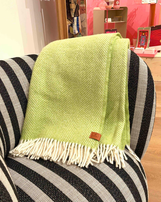 Fischgrätmuster, 50 % recycelte Wolle und 50 % Lammwolle.