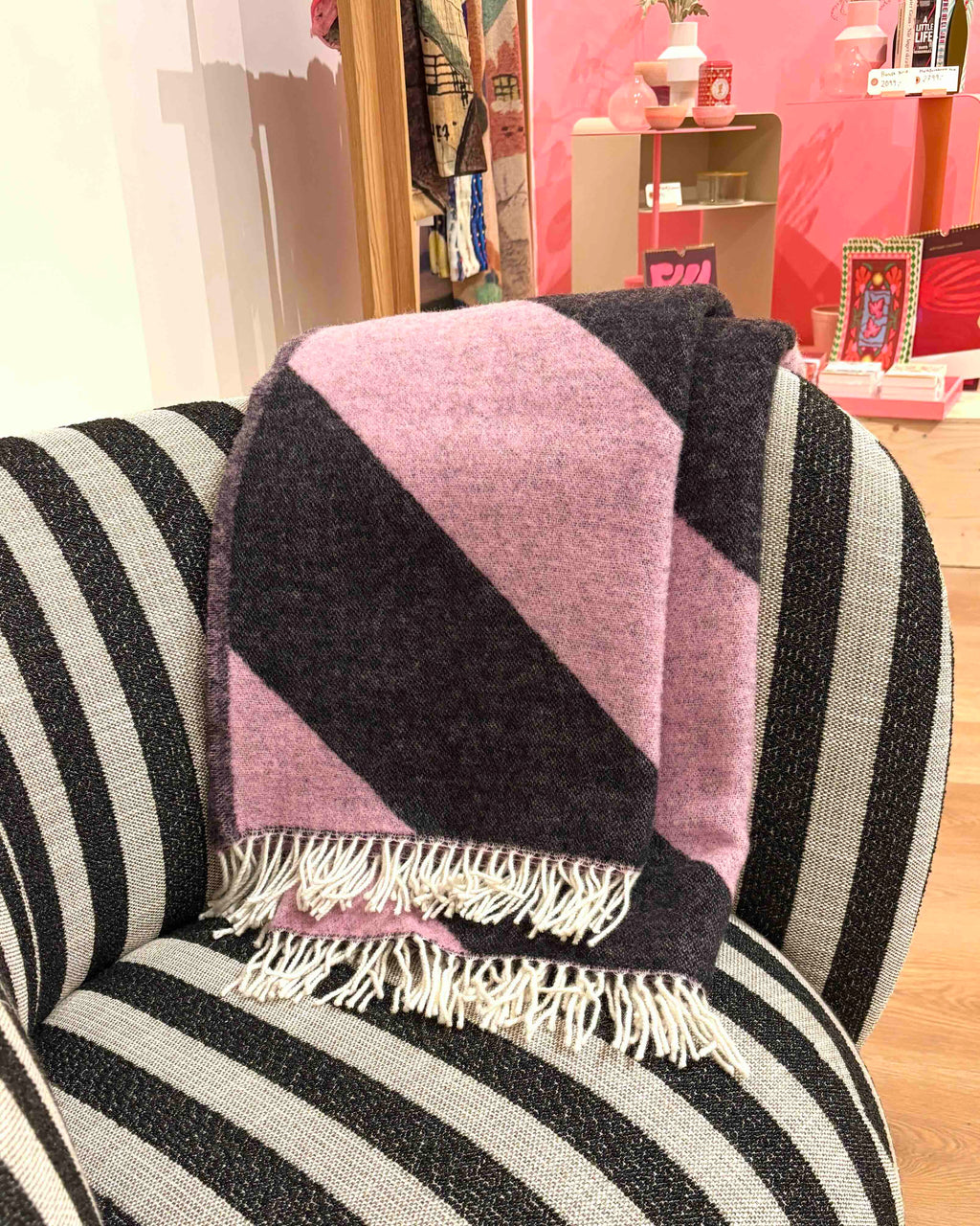 Angle - tæppe i 50% genanvendt 50% ny merinould