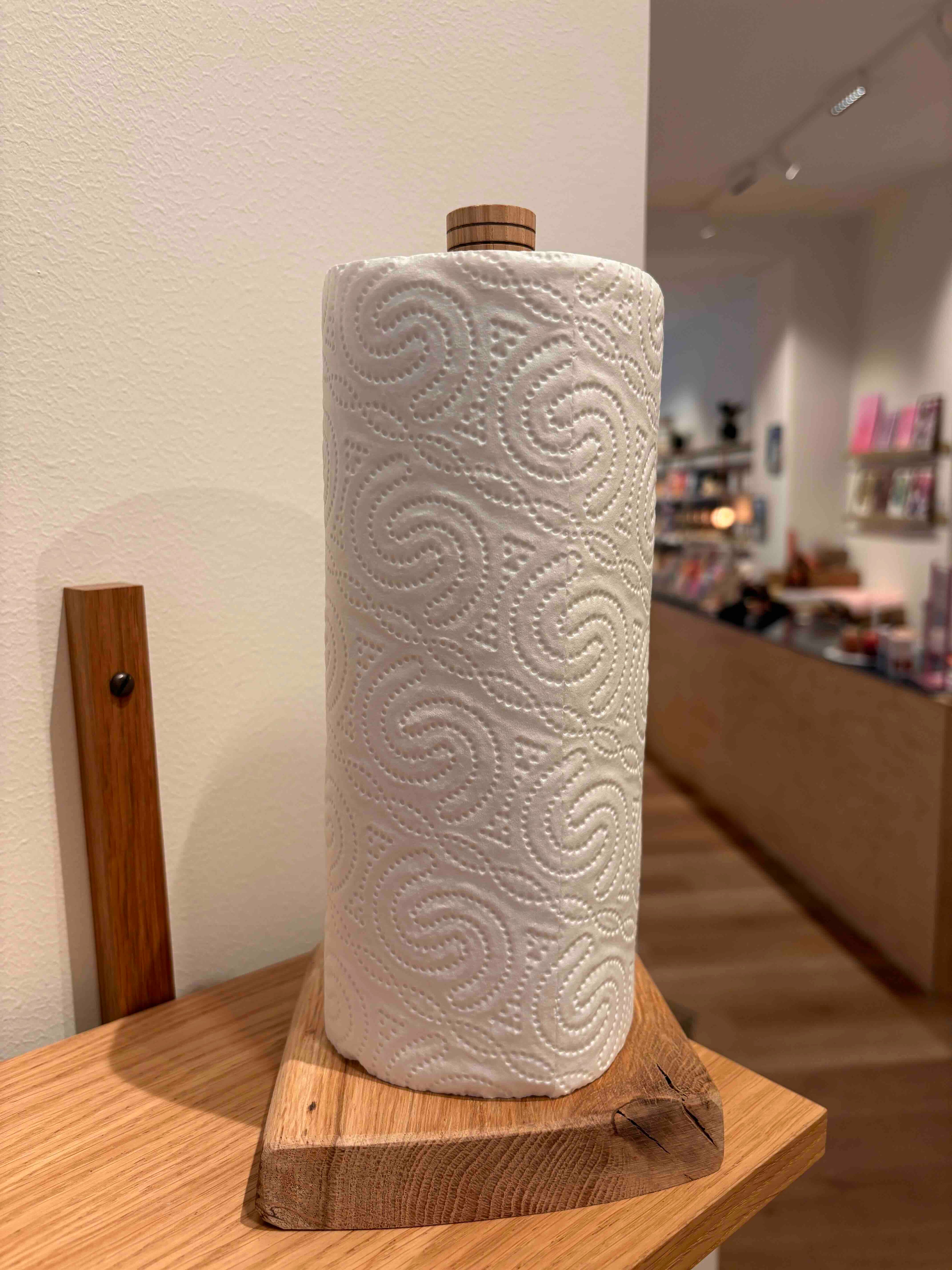 Håndlavet køkkenrulleholder i træ