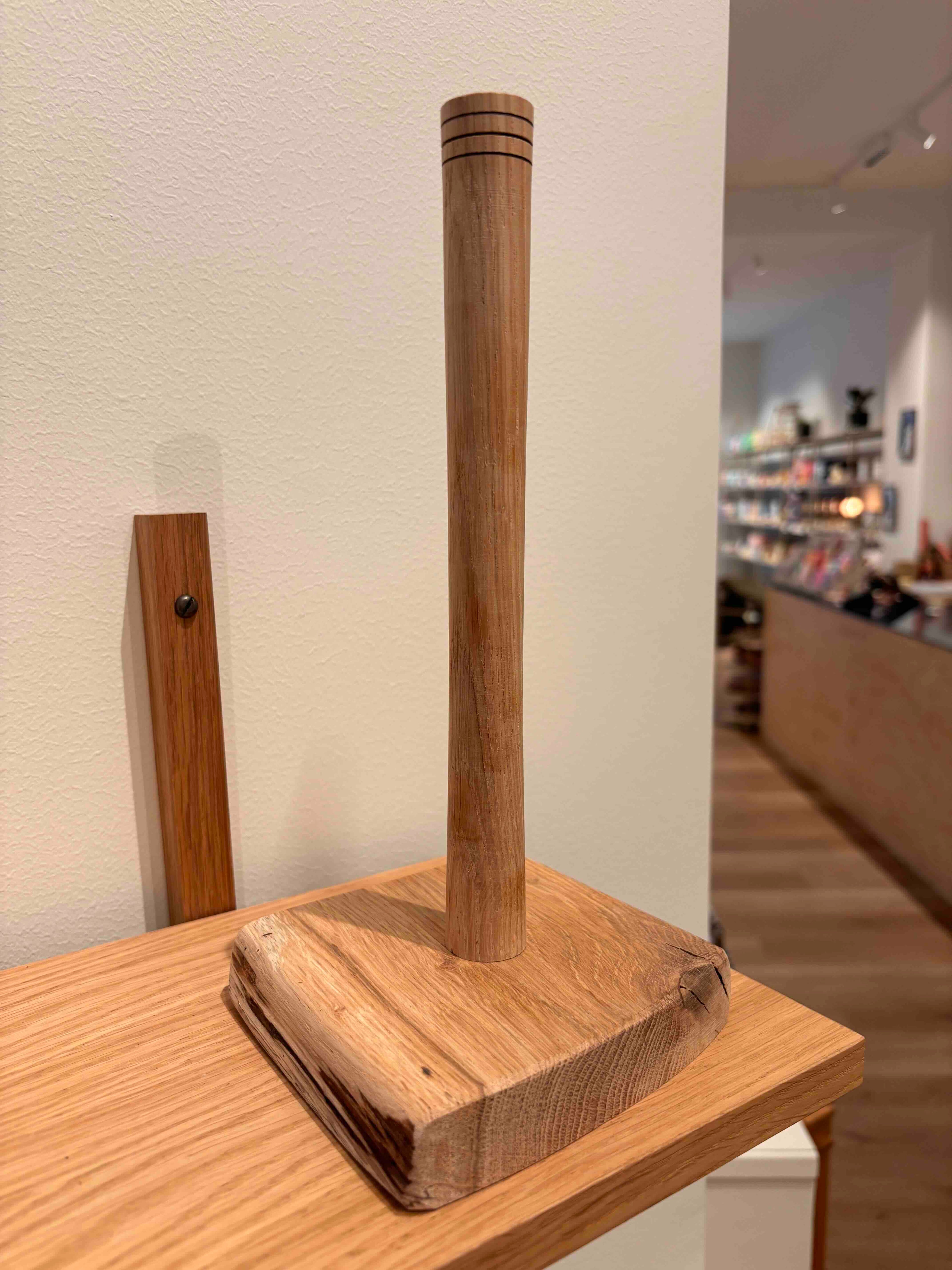 Håndlavet køkkenrulleholder i træ