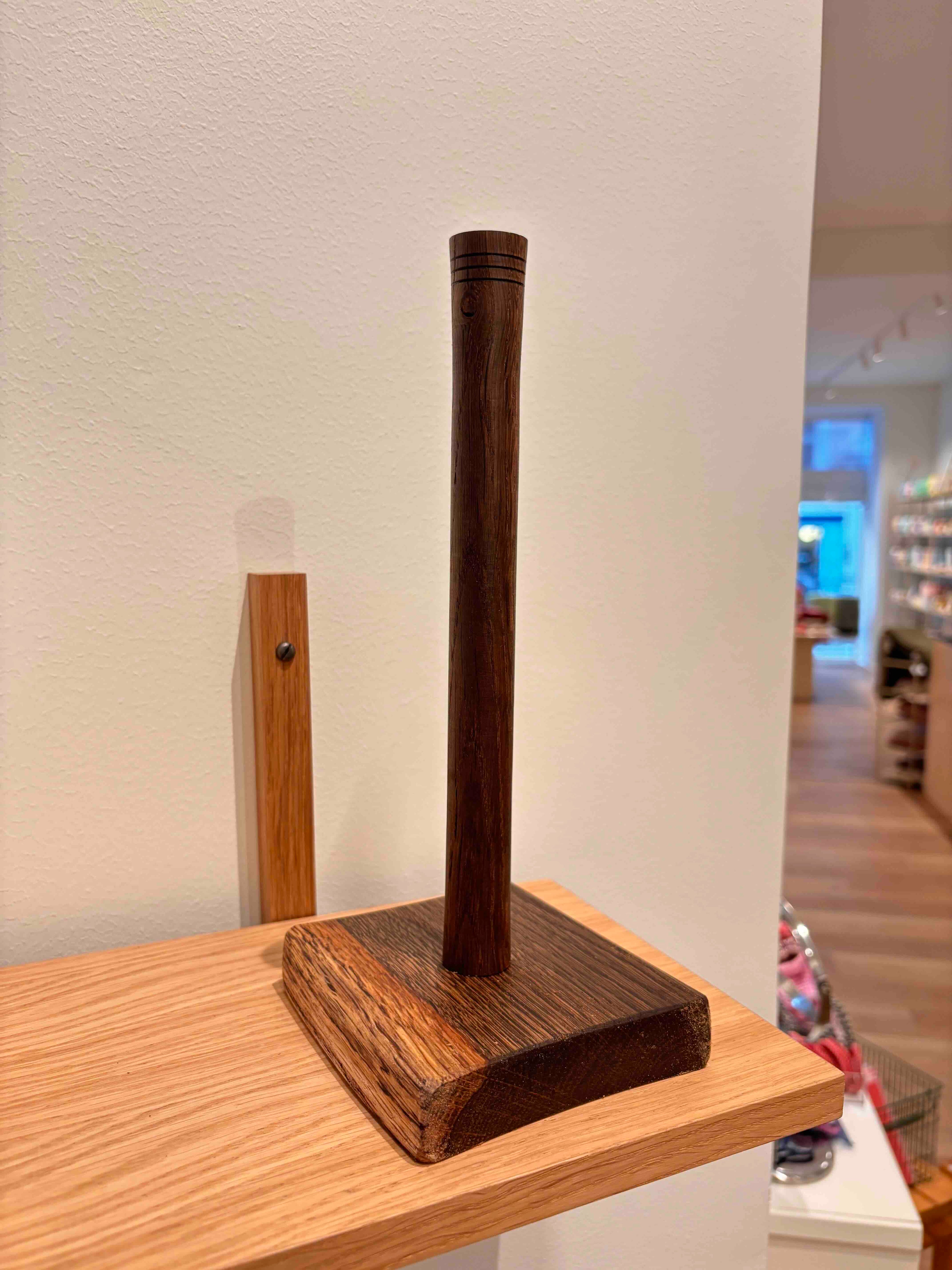 Håndlavet køkkenrulleholder i træ