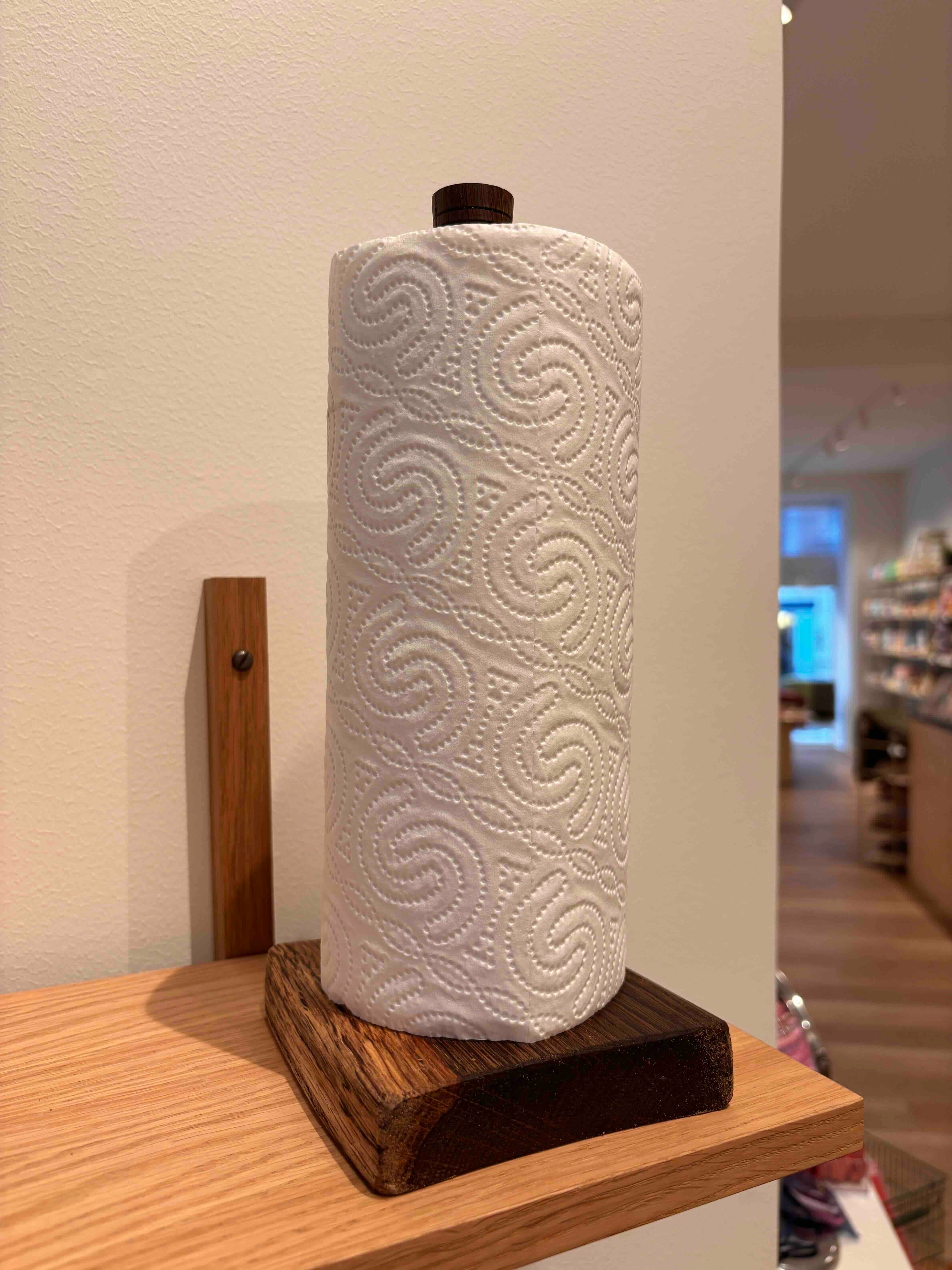 Håndlavet køkkenrulleholder i træ