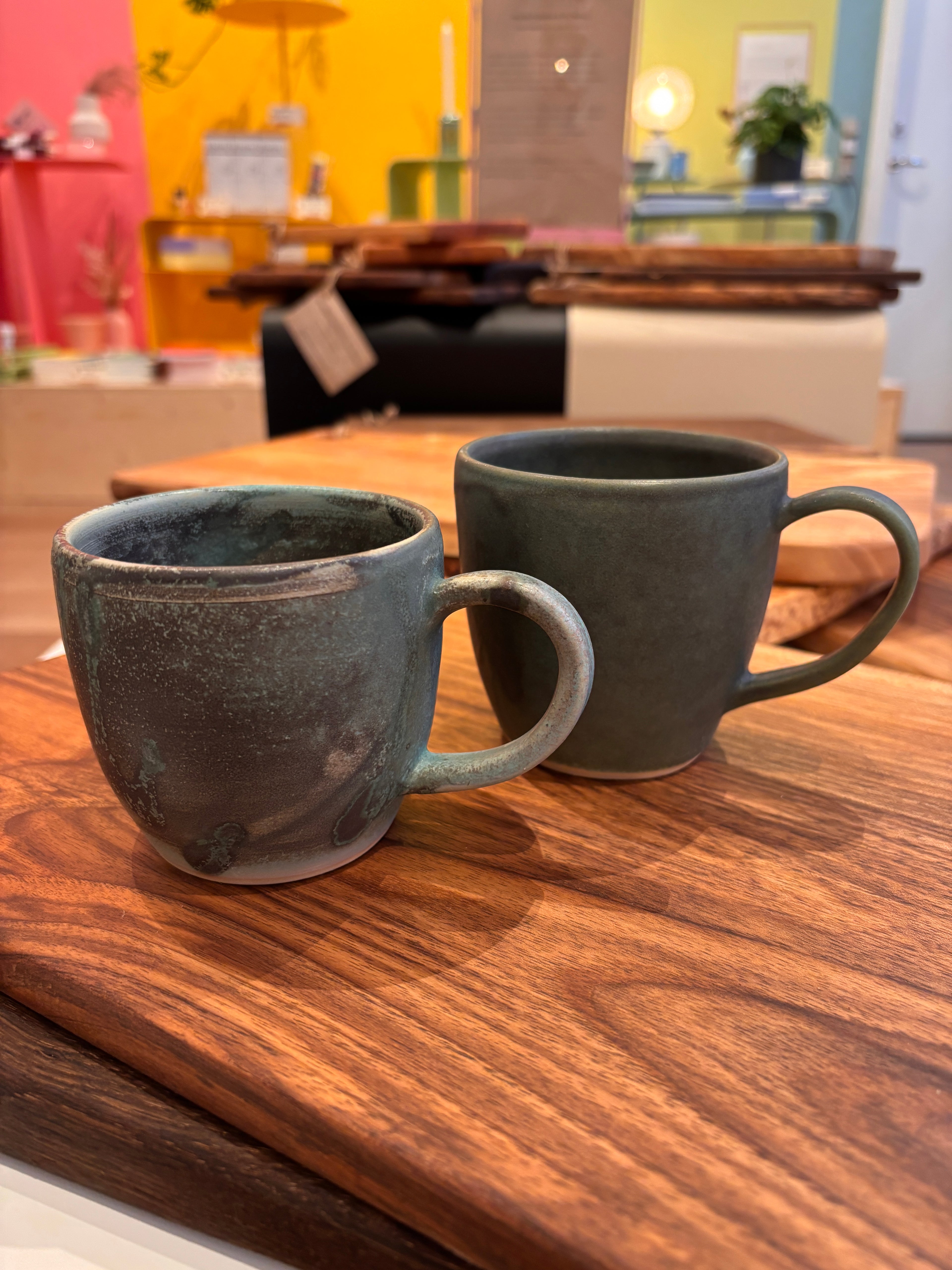 Hånddrejet kop med hank