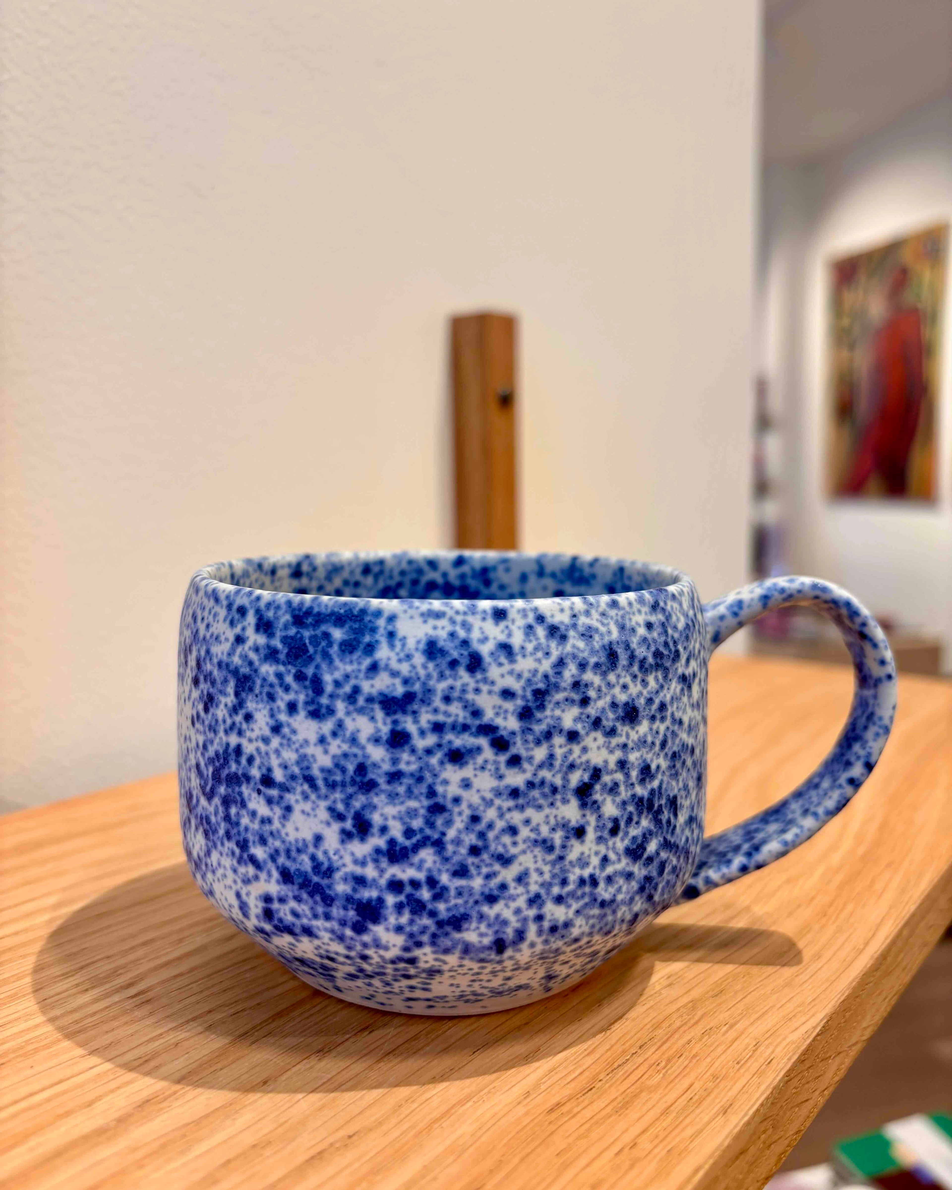 Hånddrejet kop med hank