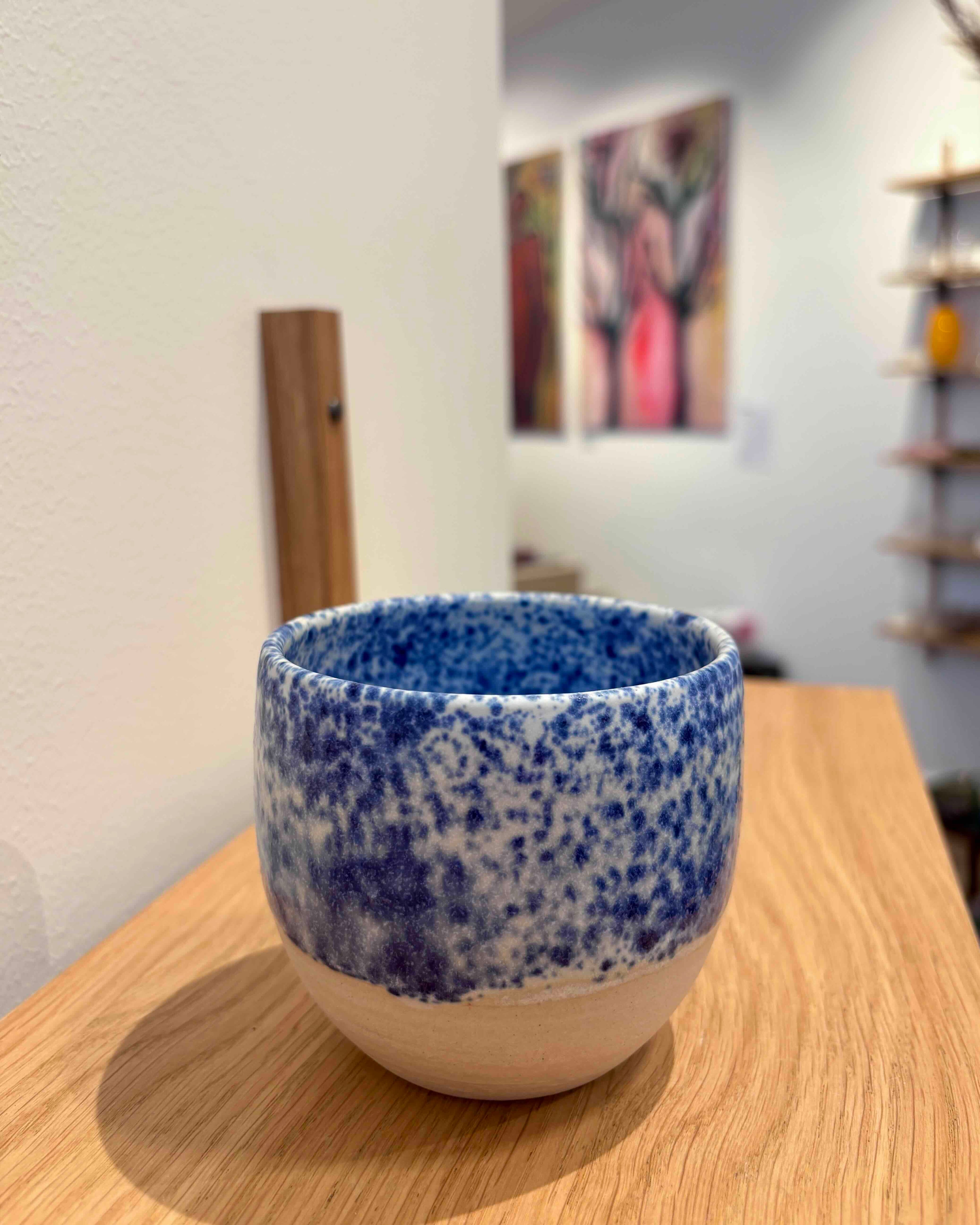 Hånddrejet kop uden hank