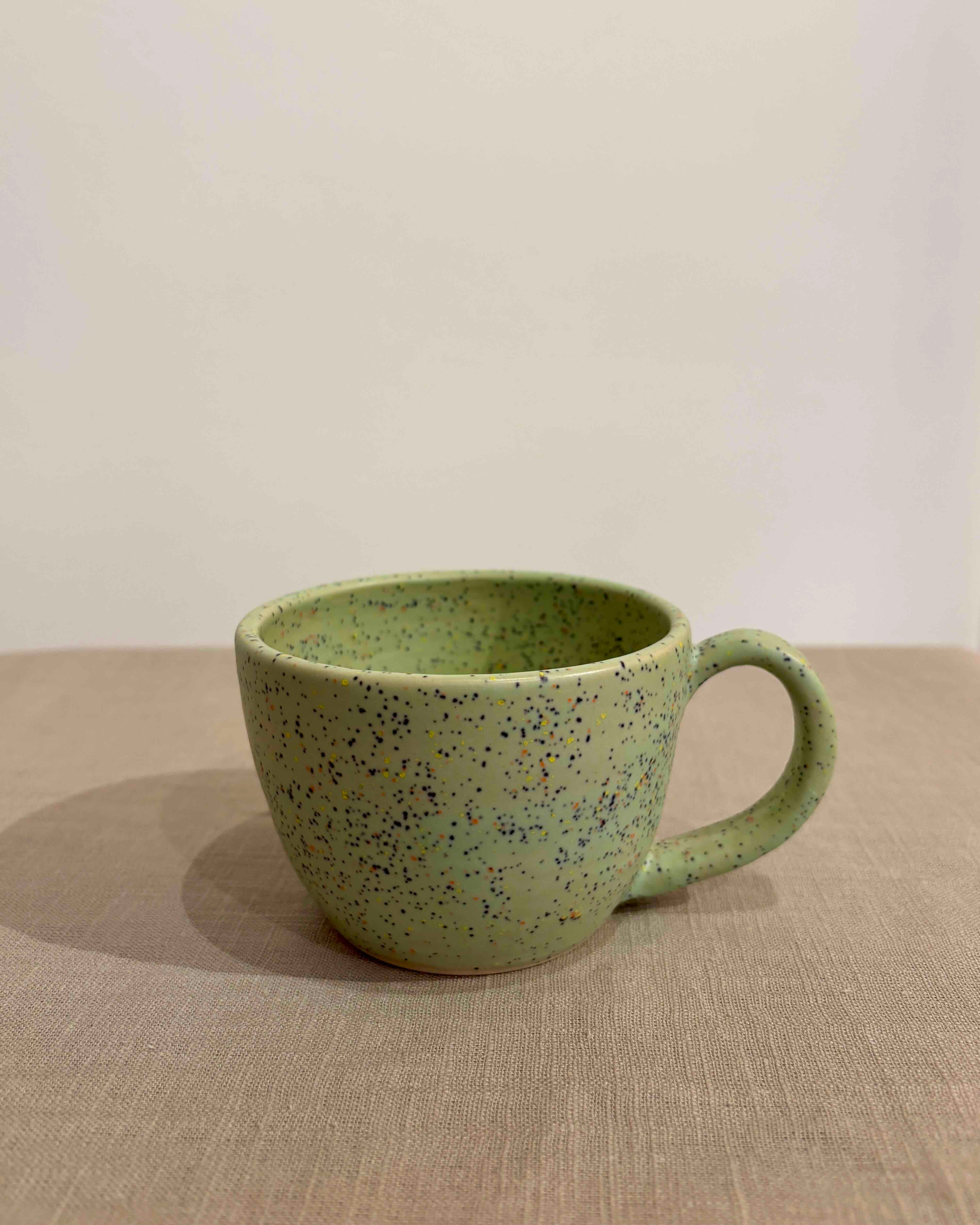 Hånddrejet kop med hank