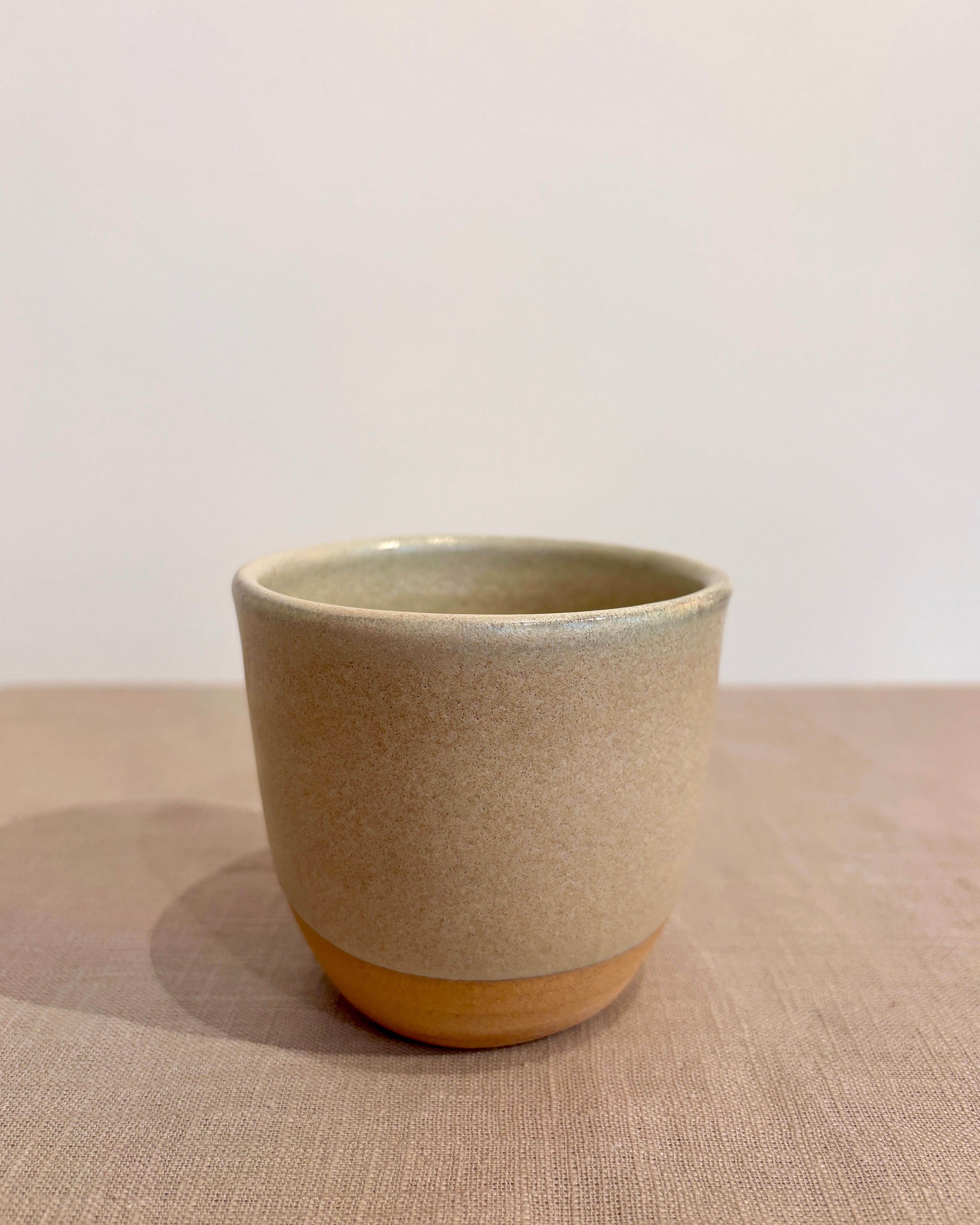 Hånddrejet kop uden hank