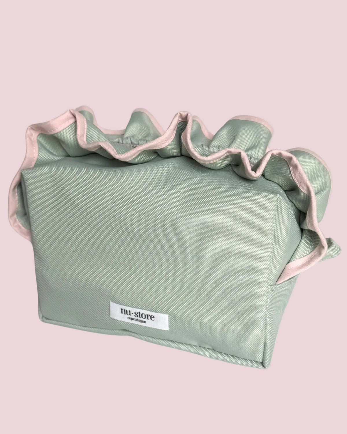 Lys grøn beauty bag med lyserød flæse