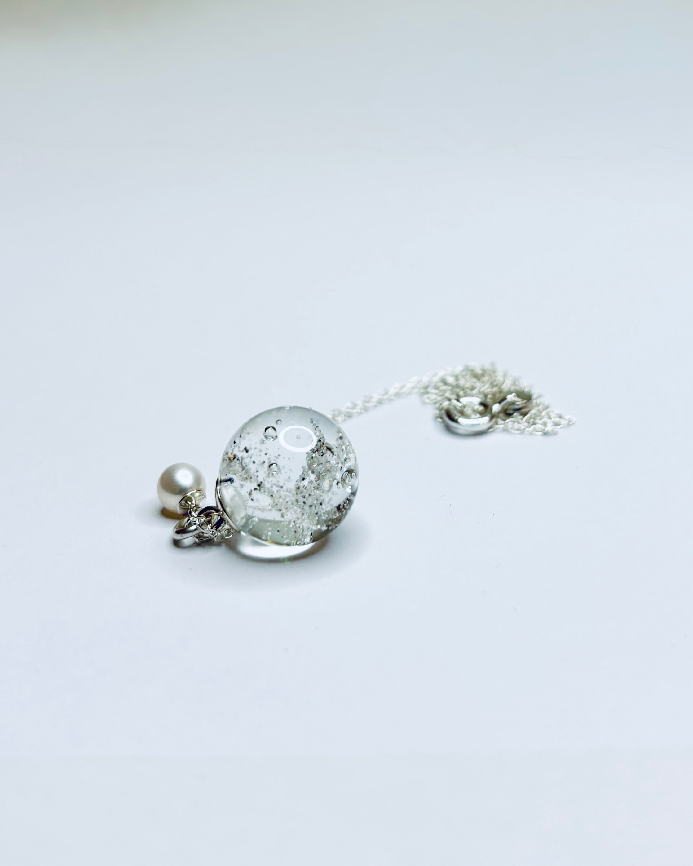 Sølv halskæde med sand fra Kronborg og ferskvandsperle