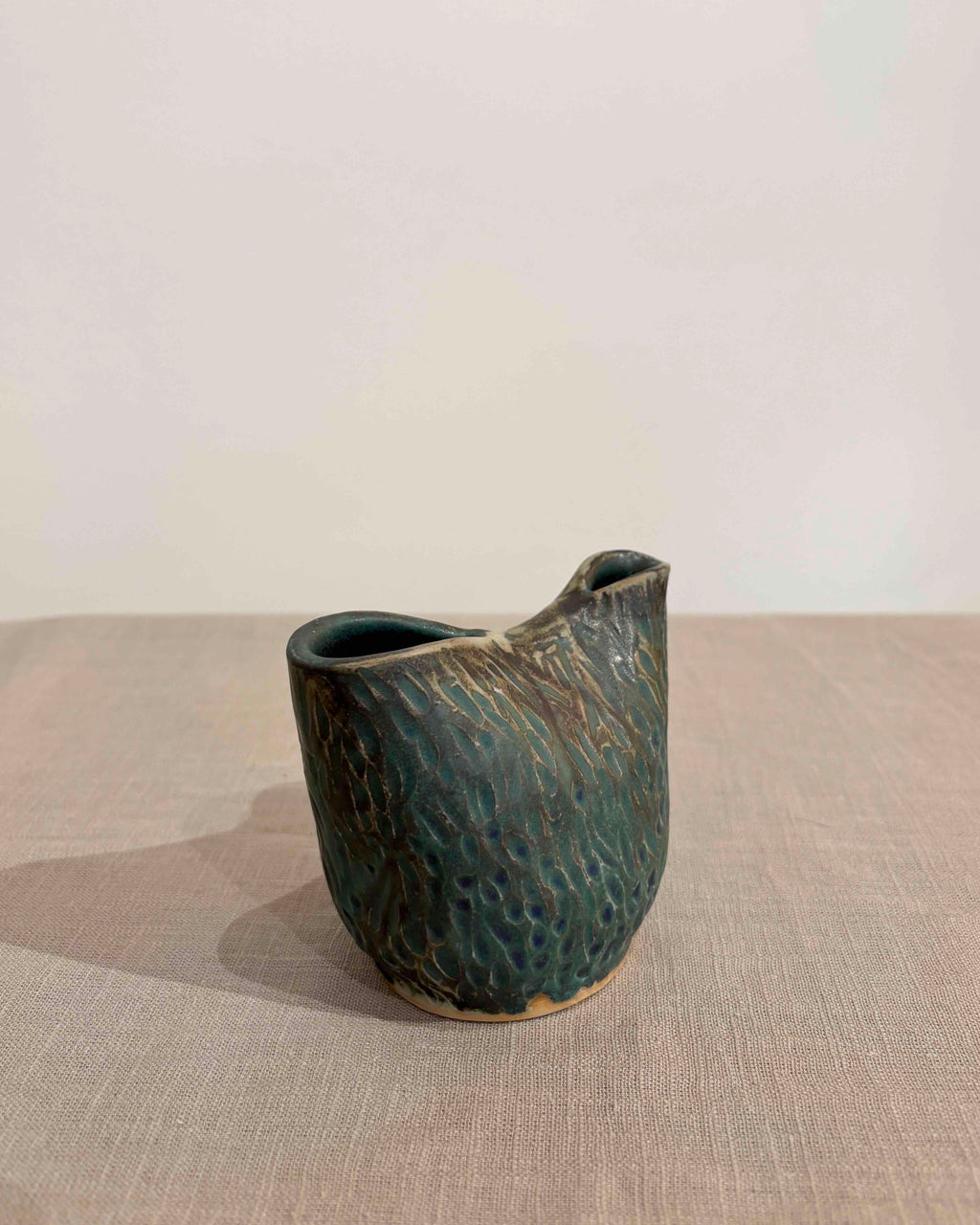 Vase/kande i blå, grøn og sort