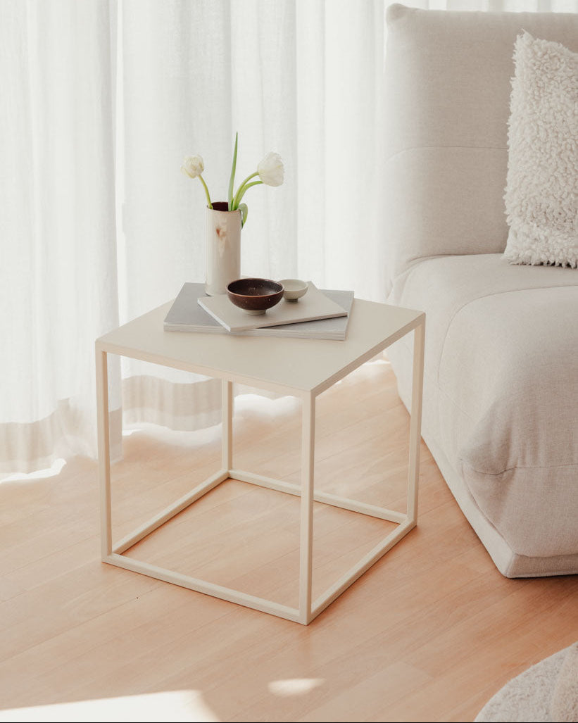 Sidebord i pulverlakeret stål