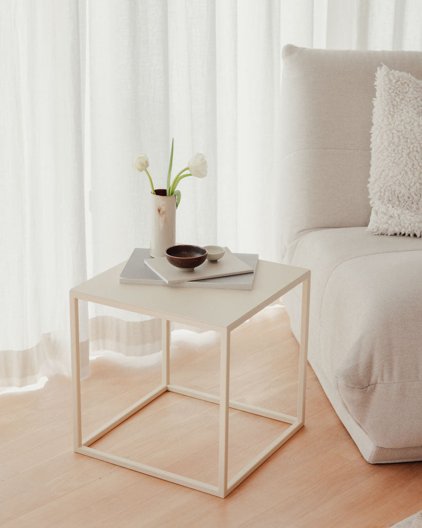 Sidebord i pulverlakeret stål