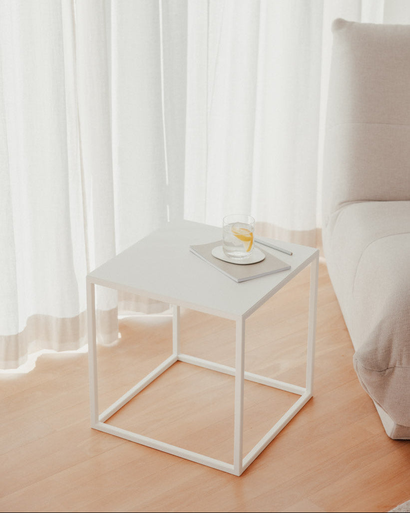 Sidebord i pulverlakeret stål