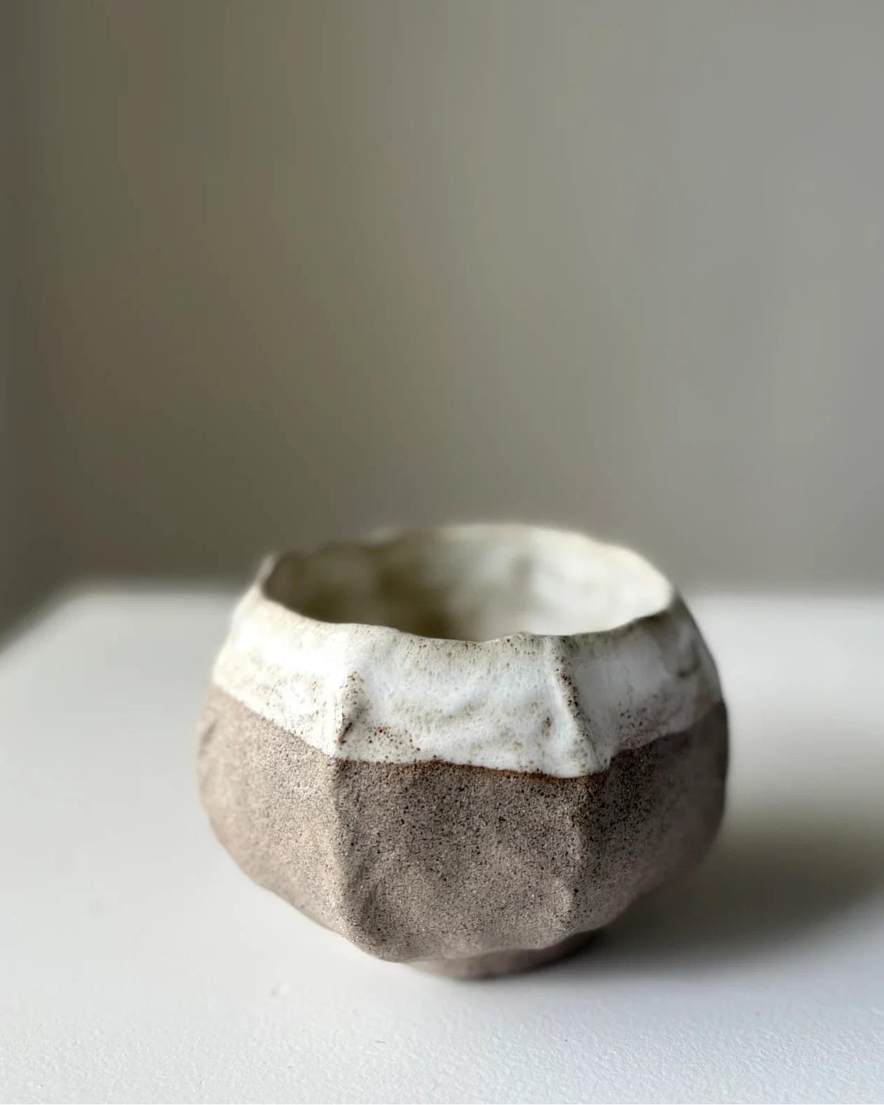 Boble kop - grå dyp med hvid glaze - mellem
