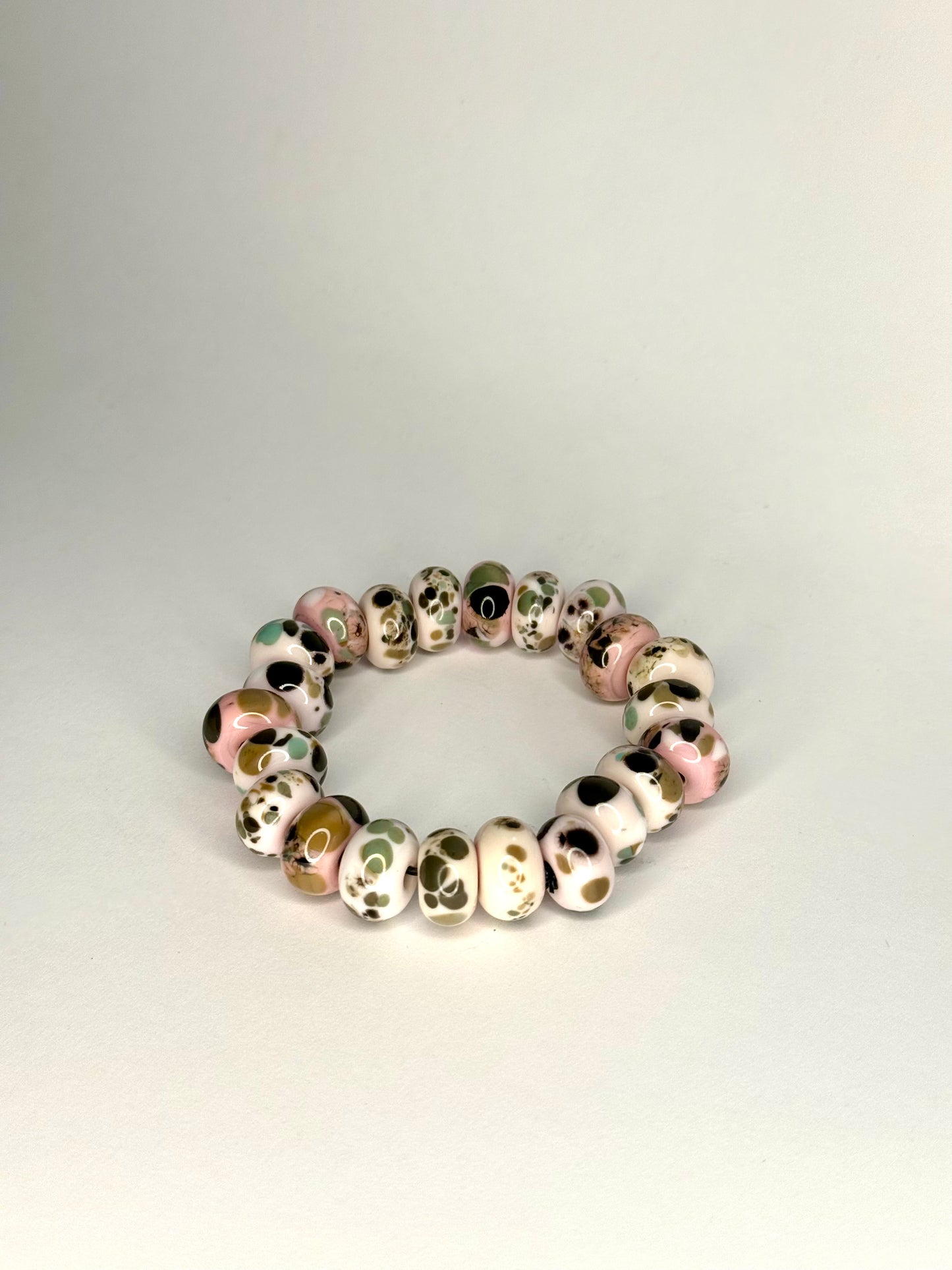 Glasperle armbånd i lyserød