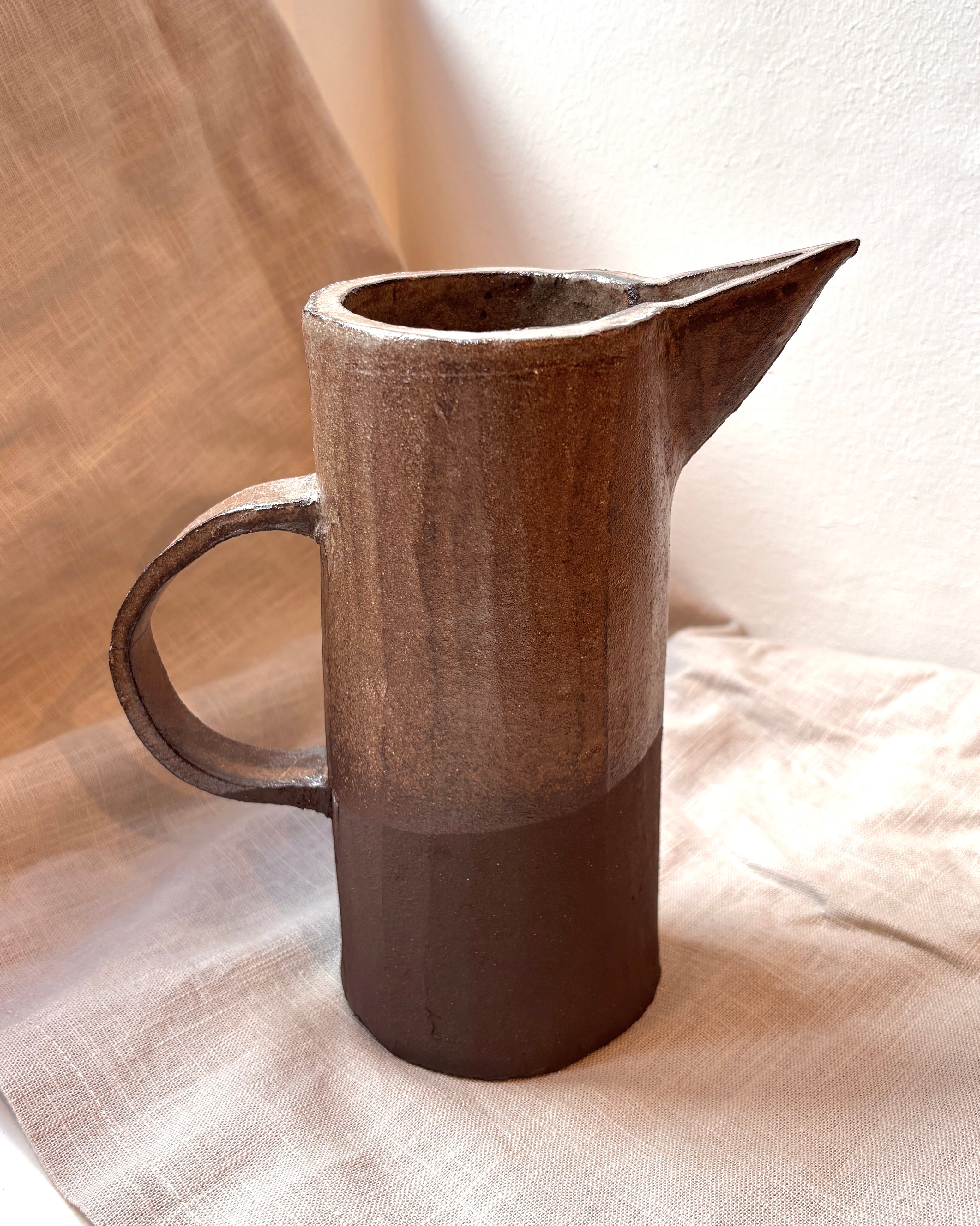 Brun kande i sort ler - 550 ml